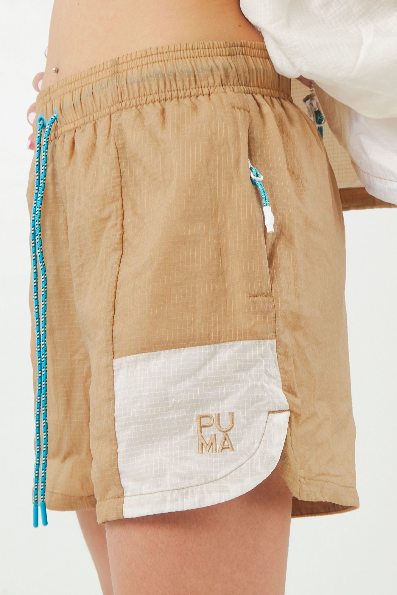 PUMA INFUSE WOVEN SHORT en color MARRON CLARO (2)