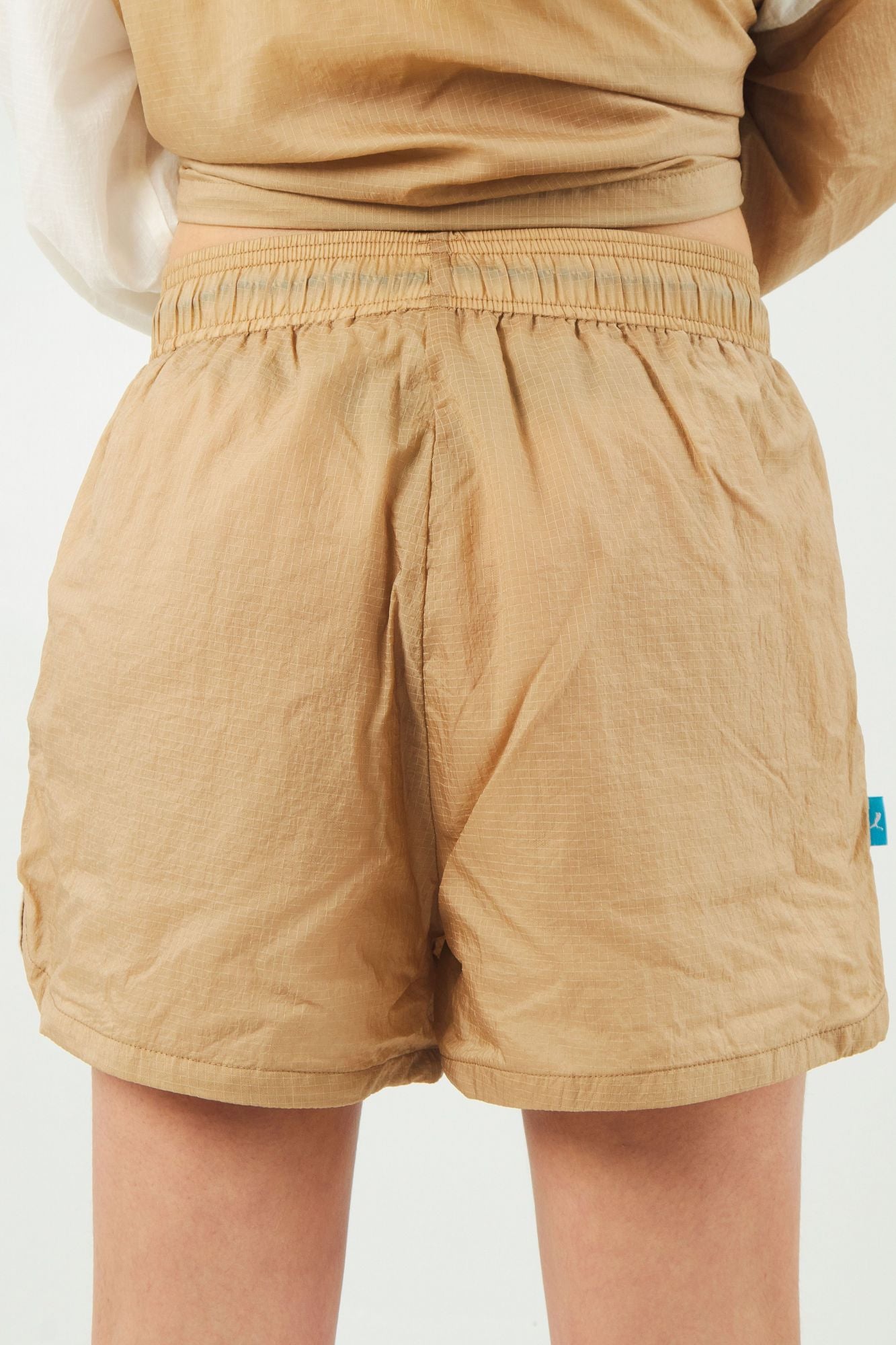 PUMA INFUSE WOVEN SHORT en color MARRON CLARO (3)