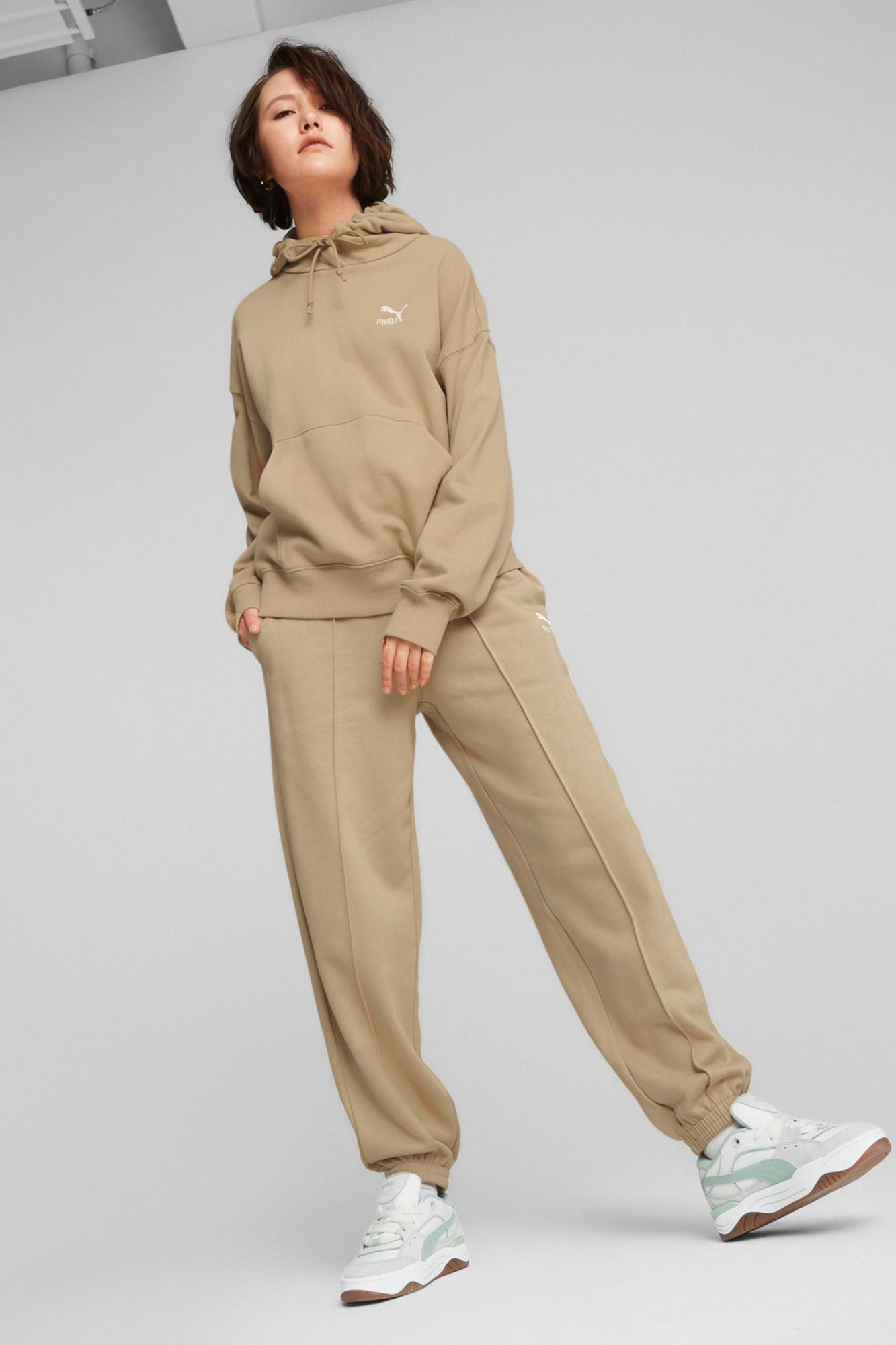 PUMA CLASSICS SWEATPANTS SAND DUNE en color MARRON (1)