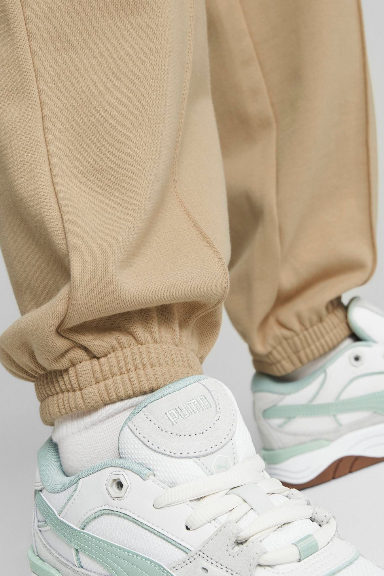 PUMA CLASSICS SWEATPANTS SAND DUNE en color MARRON (4)