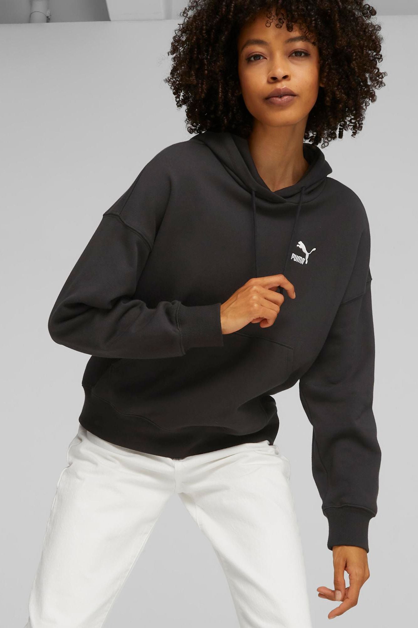 PUMA CLASSICS OVERSIZED HOOD en color NEGRO (1)