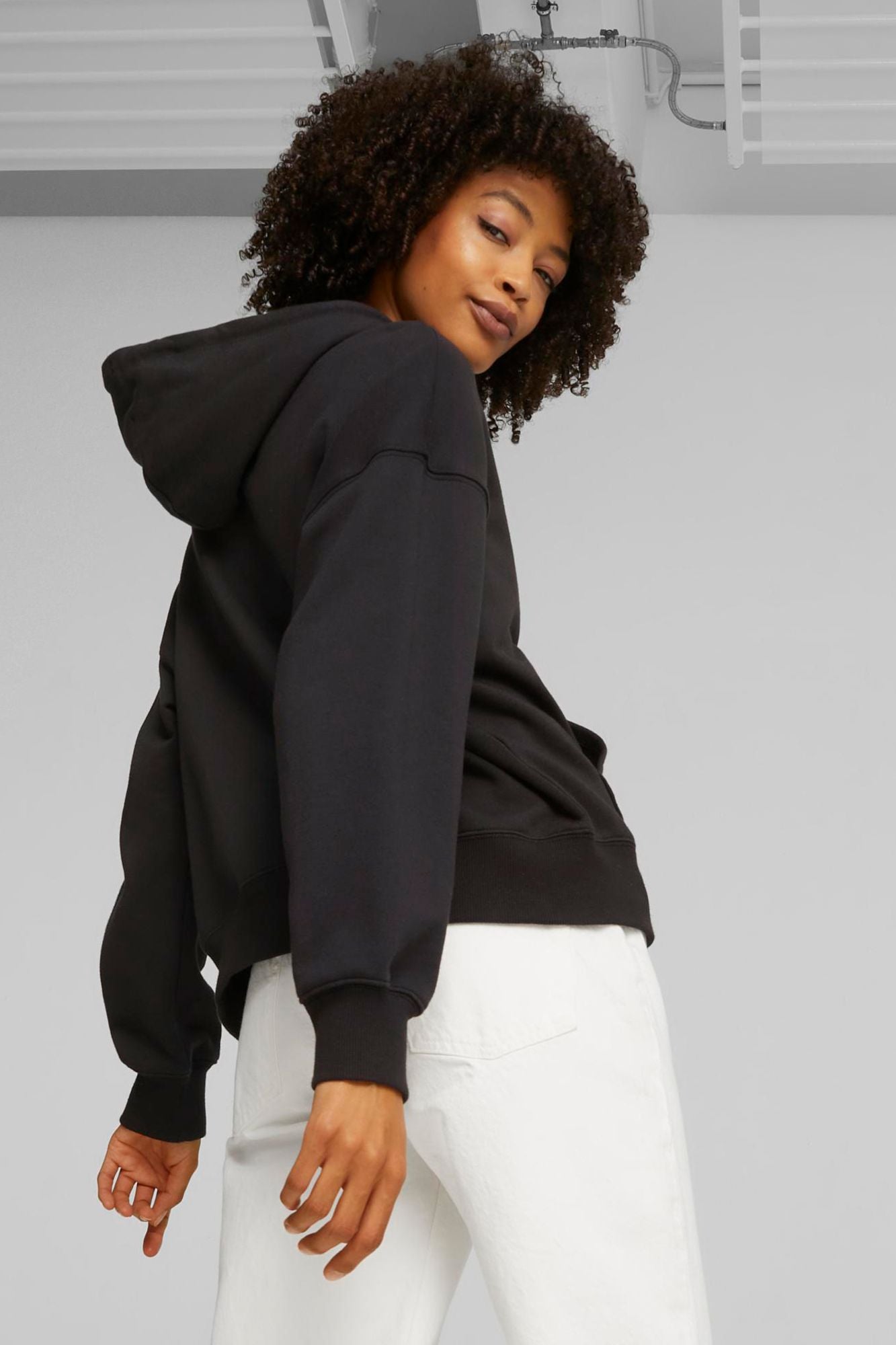 PUMA CLASSICS OVERSIZED HOOD en color NEGRO (3)