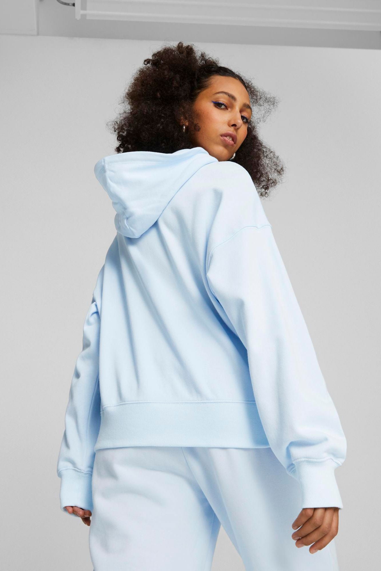 PUMA CLASSICS OVERSIZED HOOD en color AZUL (3)