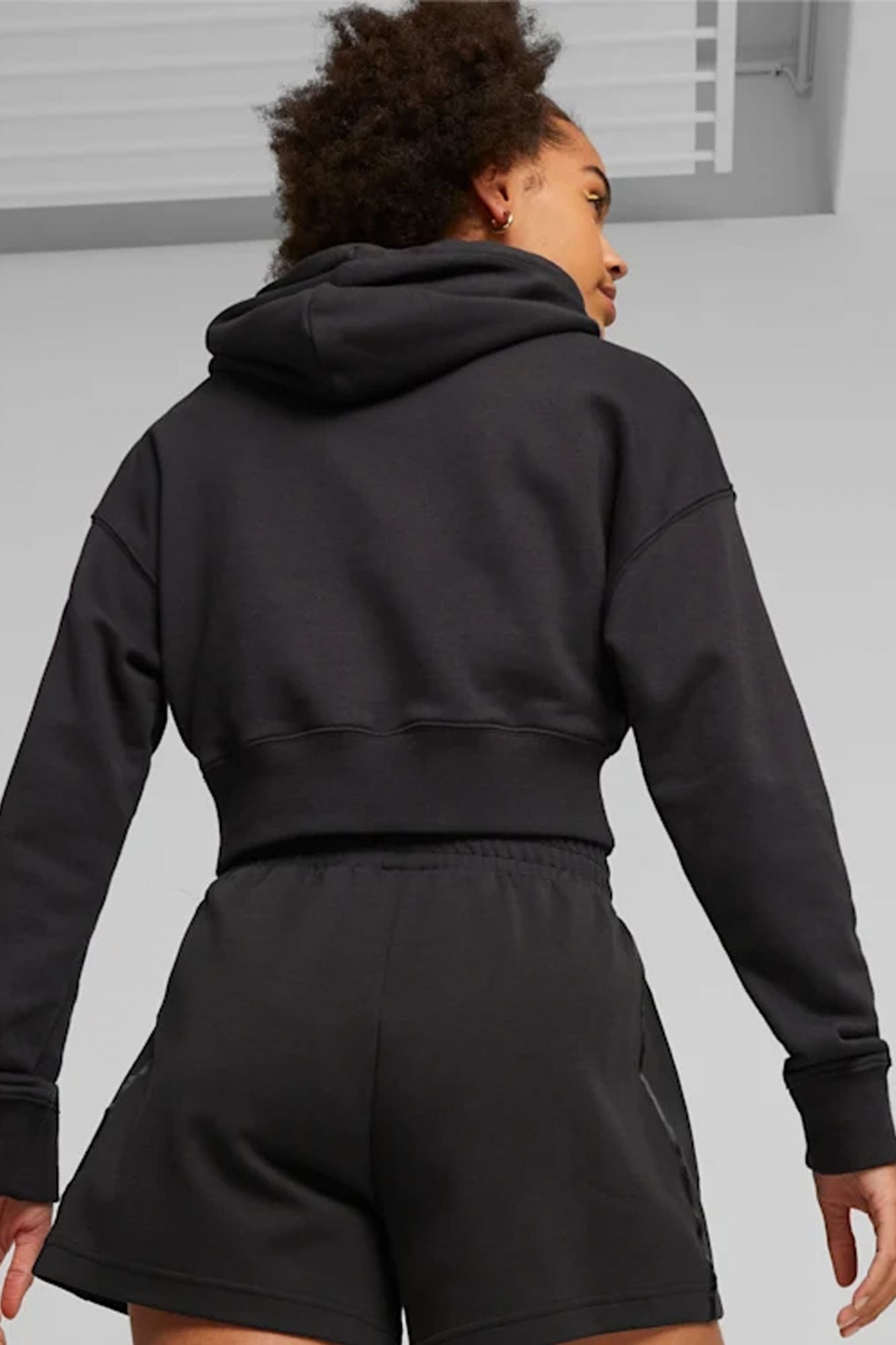PUMA CROPPED HOO en color NEGRO (3)