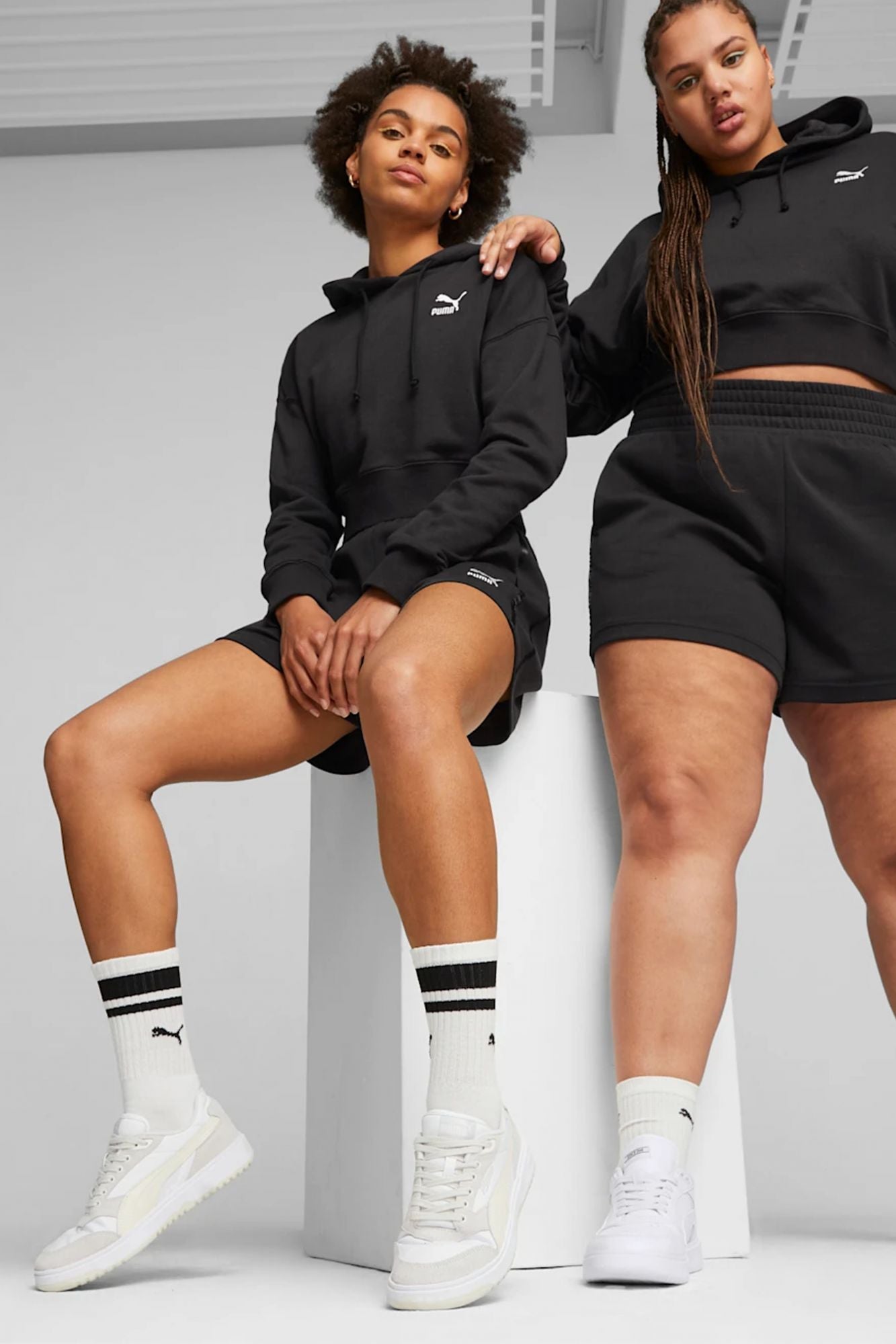 PUMA CROPPED HOO en color NEGRO (4)