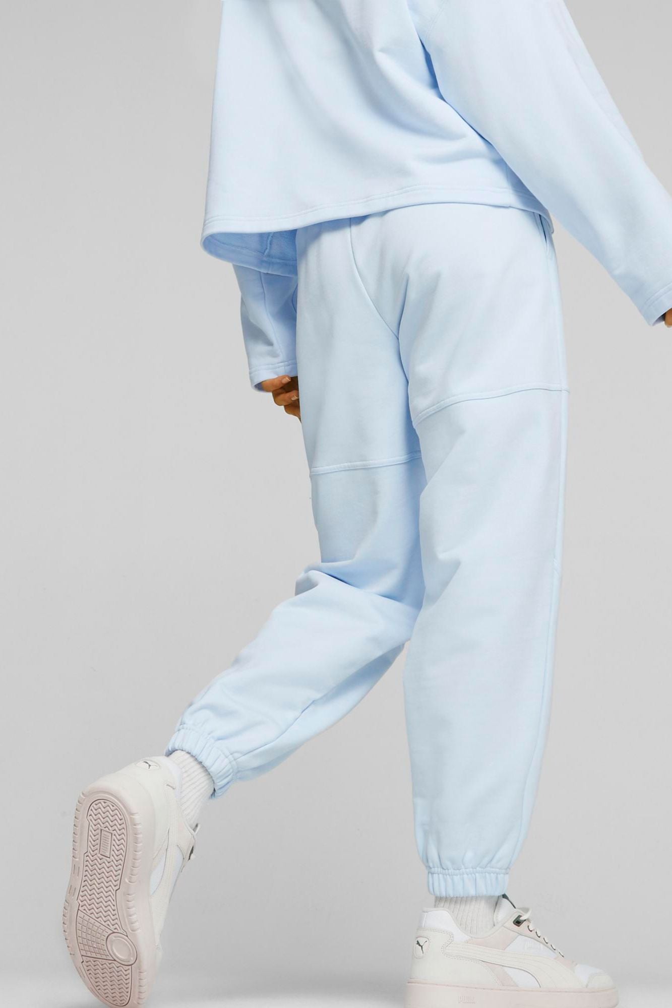 PUMA DARE TO SWEATPANTS en color AZUL (3)