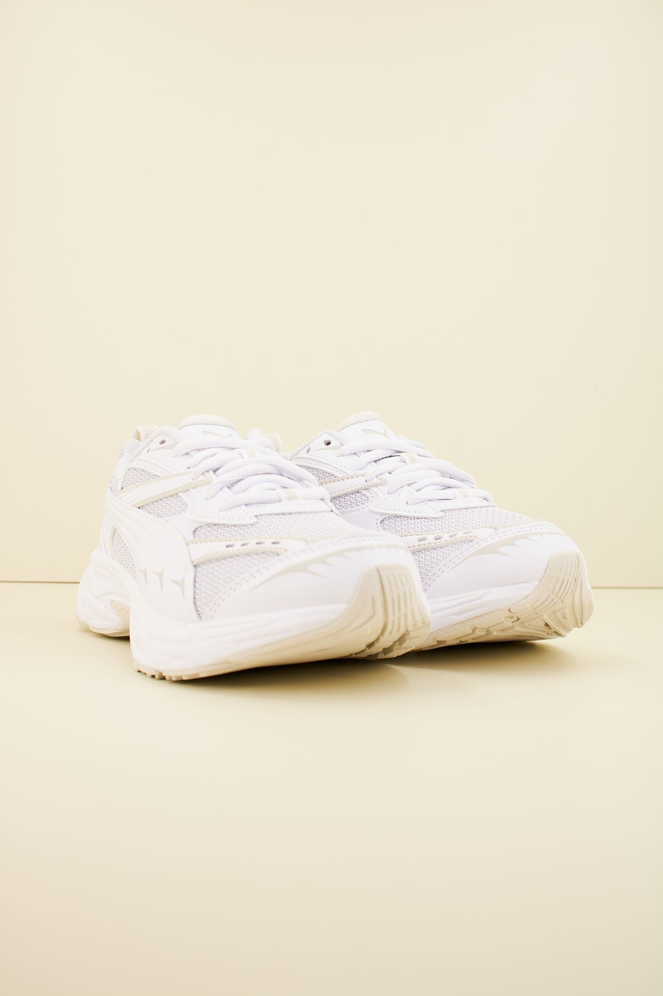 PUMA PUMA MORPHIC BASE en color BLANCO (2)