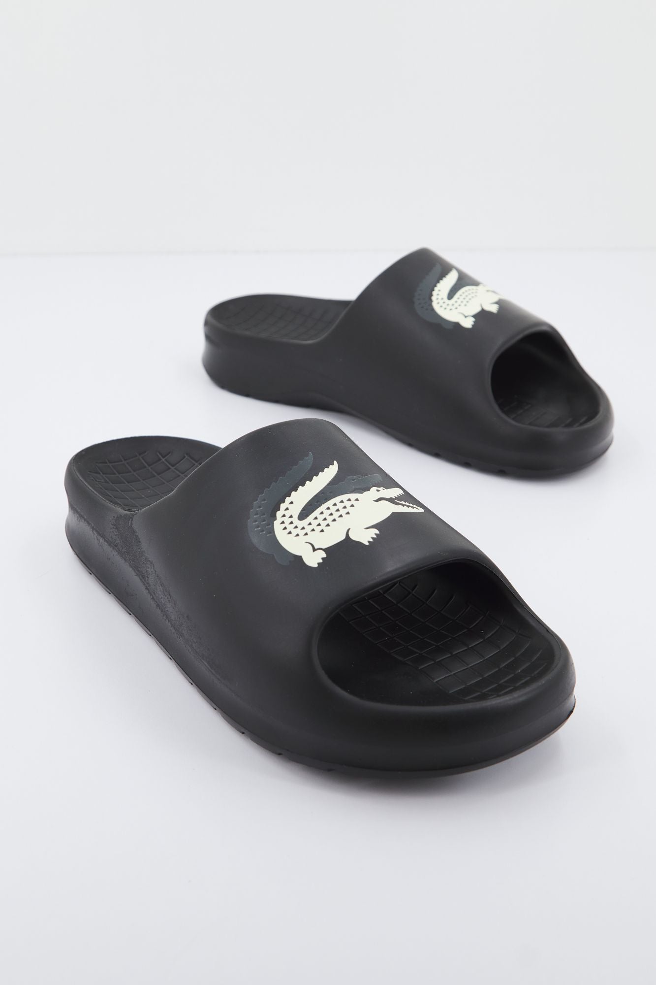 LACOSTE SERVE SLIDE 2.0 123 1 CMA en color NEGRO (2)