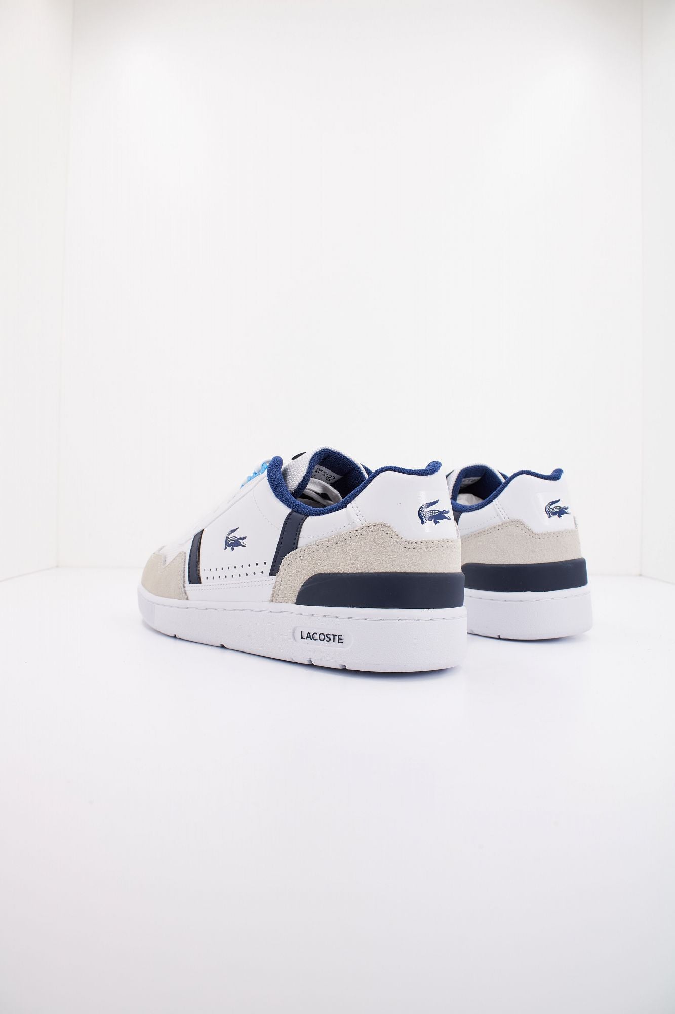 LACOSTE T-CLIP CONTRASTED LEATHER en color BLANCO (3)