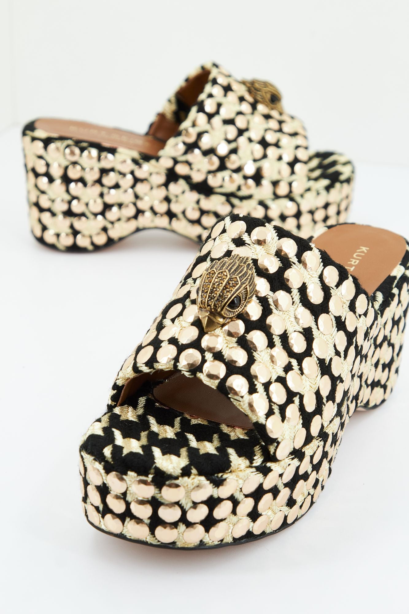 KURT GEIGER LONDON KENSINGTON WEDGE MULE en color ORO (1)