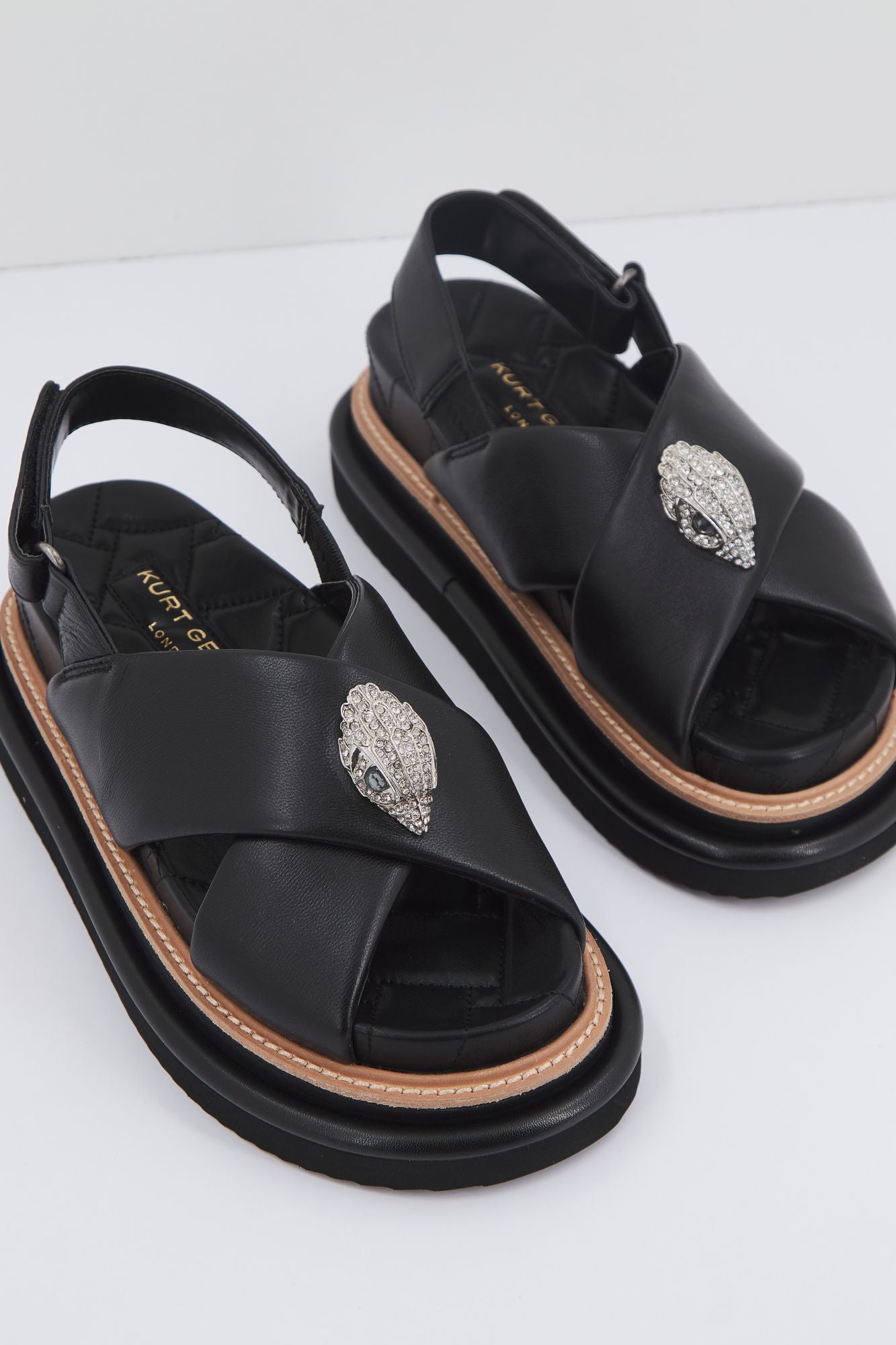 KURT GEIGER LONDON ORSON CROSS STRAP SANDA en color NEGRO (1)