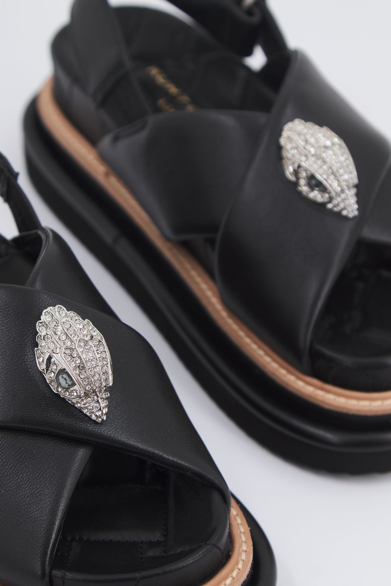 KURT GEIGER LONDON ORSON CROSS STRAP SANDA en color NEGRO (4)