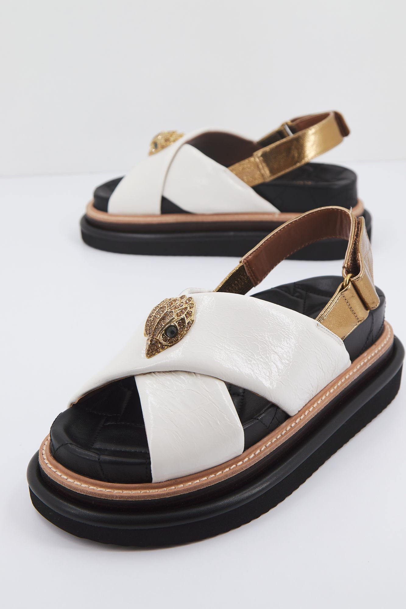 KURT GEIGER LONDON ORSON CROSS STRAP SANDA en color BLANCO (2)