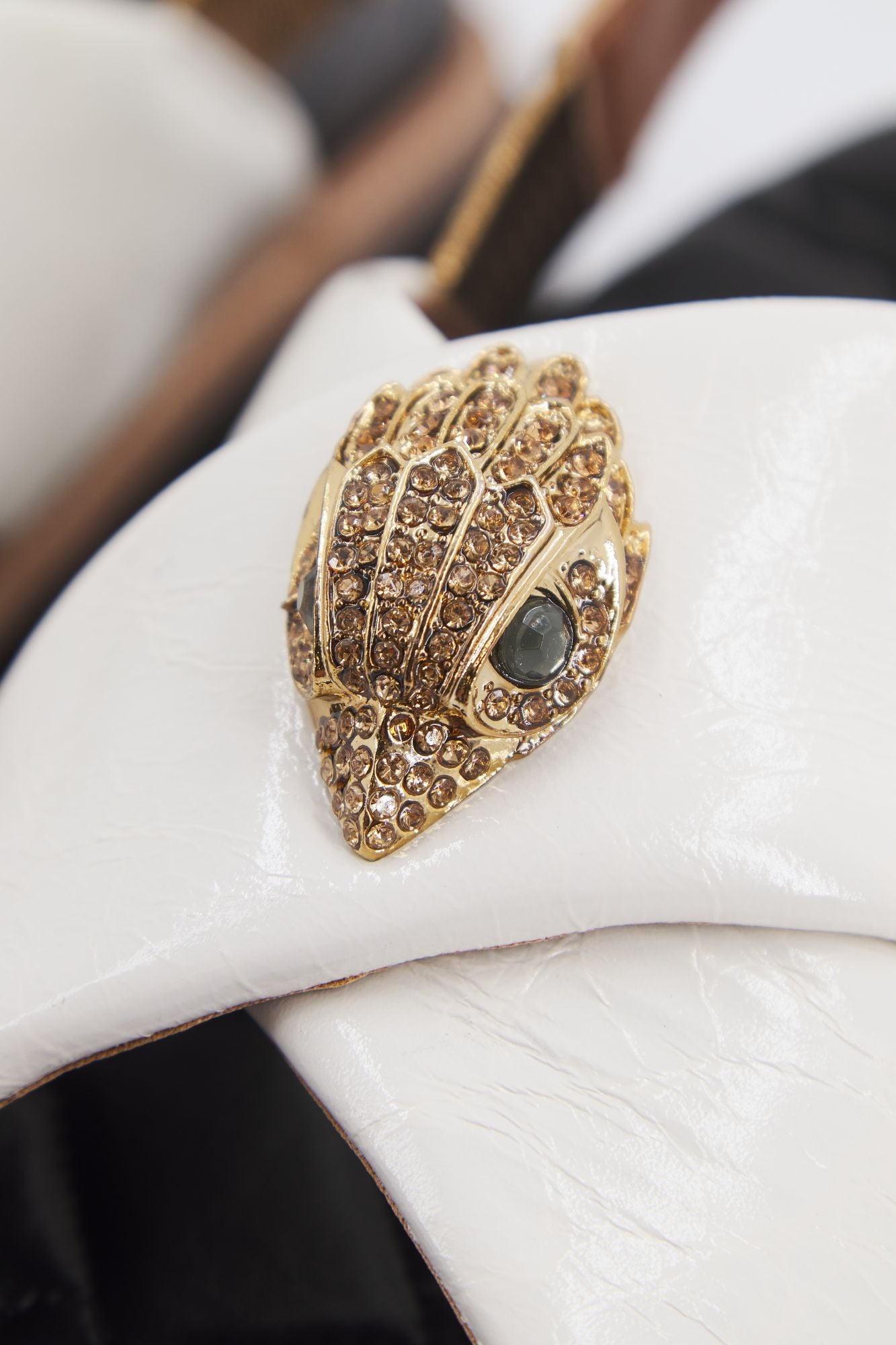 KURT GEIGER LONDON ORSON CROSS STRAP SANDA en color BLANCO (4)