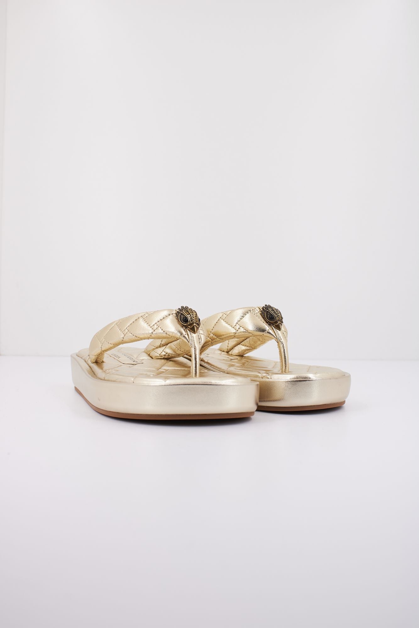 KURT GEIGER LONDON KENSINGTON PUFF FLIP FLOP en color ORO (2)