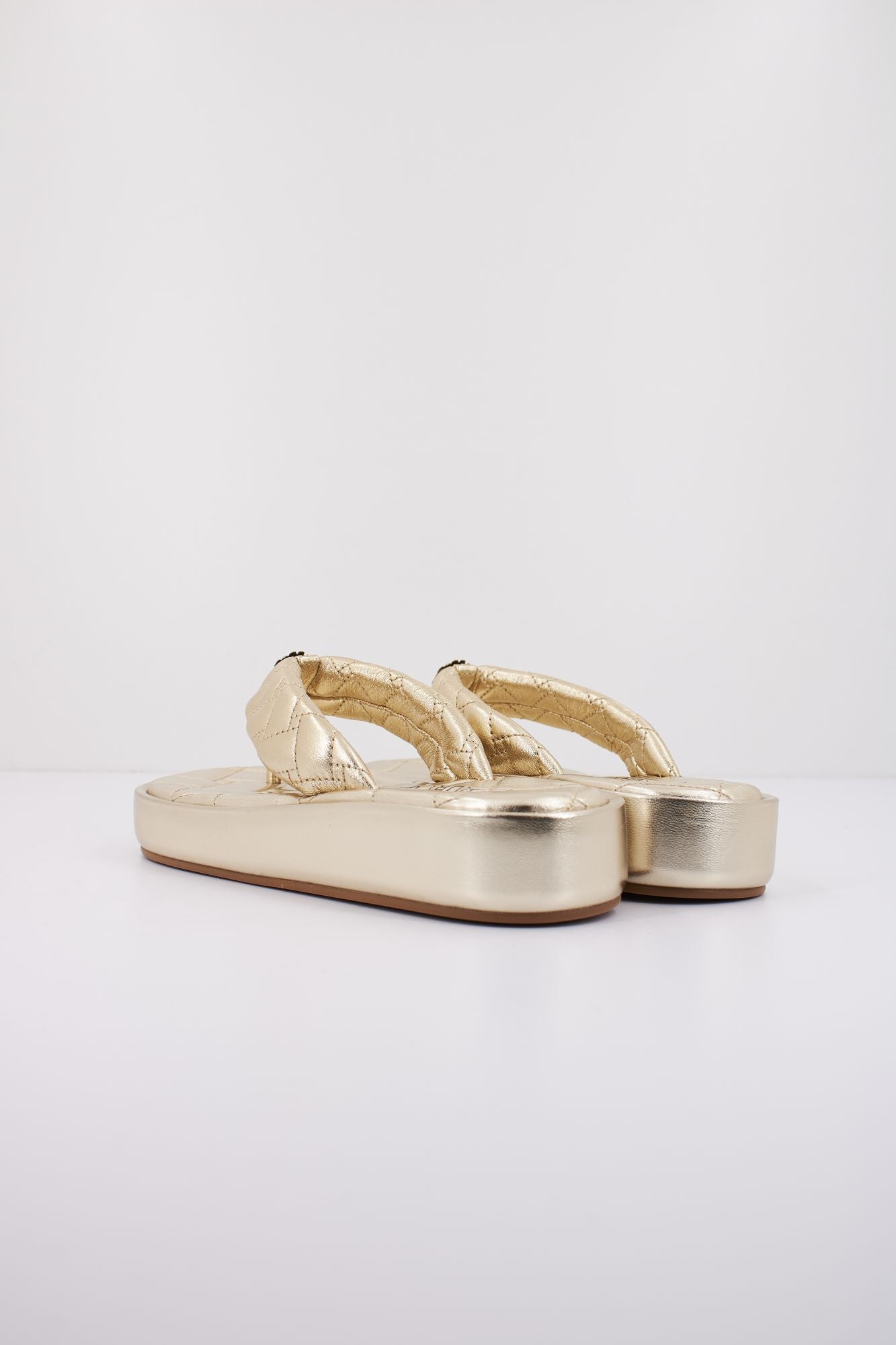 KURT GEIGER LONDON KENSINGTON PUFF FLIP FLOP en color ORO (3)