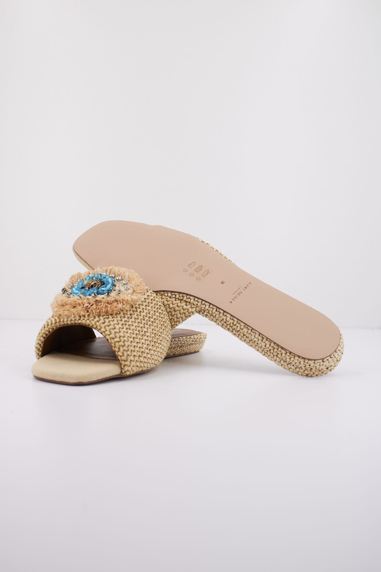 KURT GEIGER LONDON EYE FLAT SANDAL en color BEIS (4)