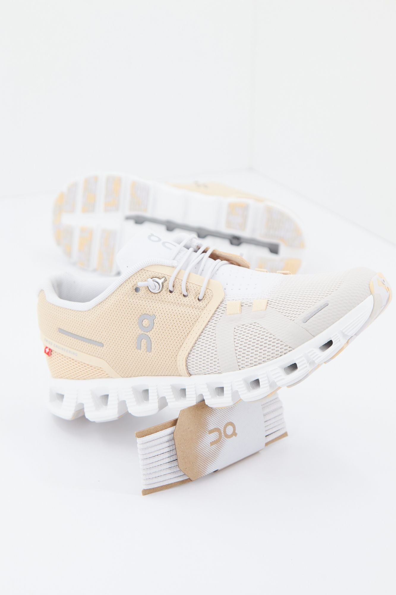 ON RUNNING CLOUD 5 en color MARRON CLARO (1)