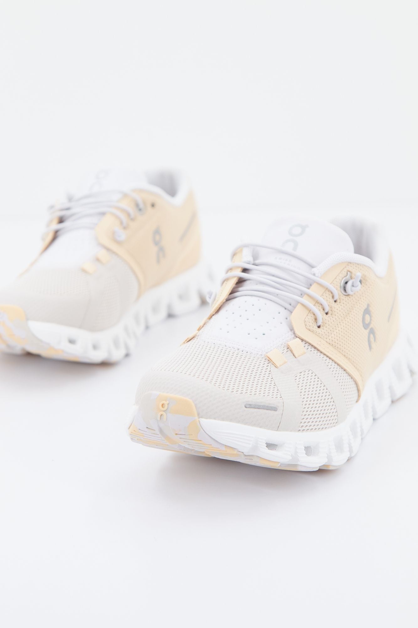 ON RUNNING CLOUD 5 en color MARRON CLARO (2)