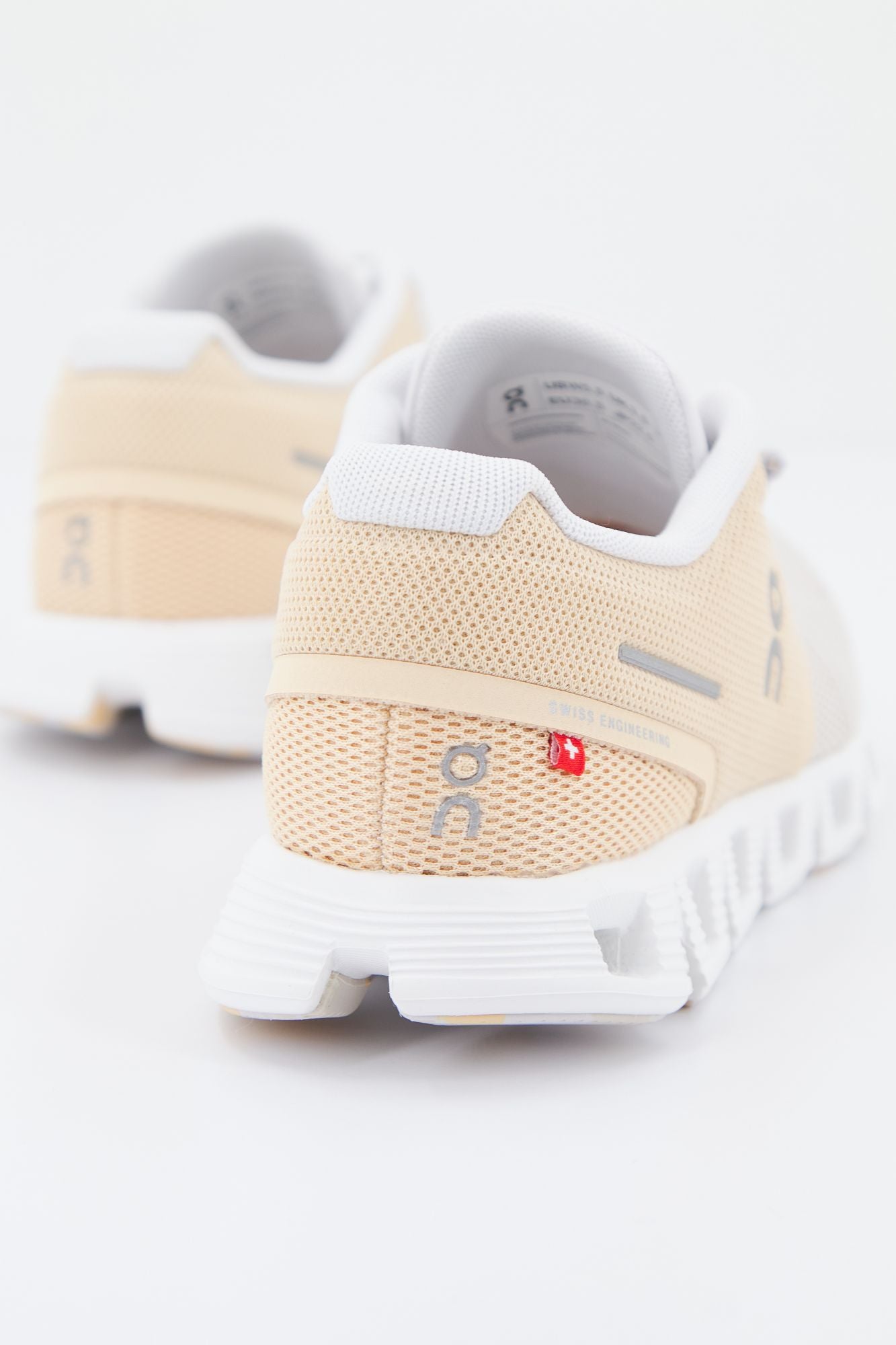 ON RUNNING CLOUD 5 en color MARRON CLARO (3)