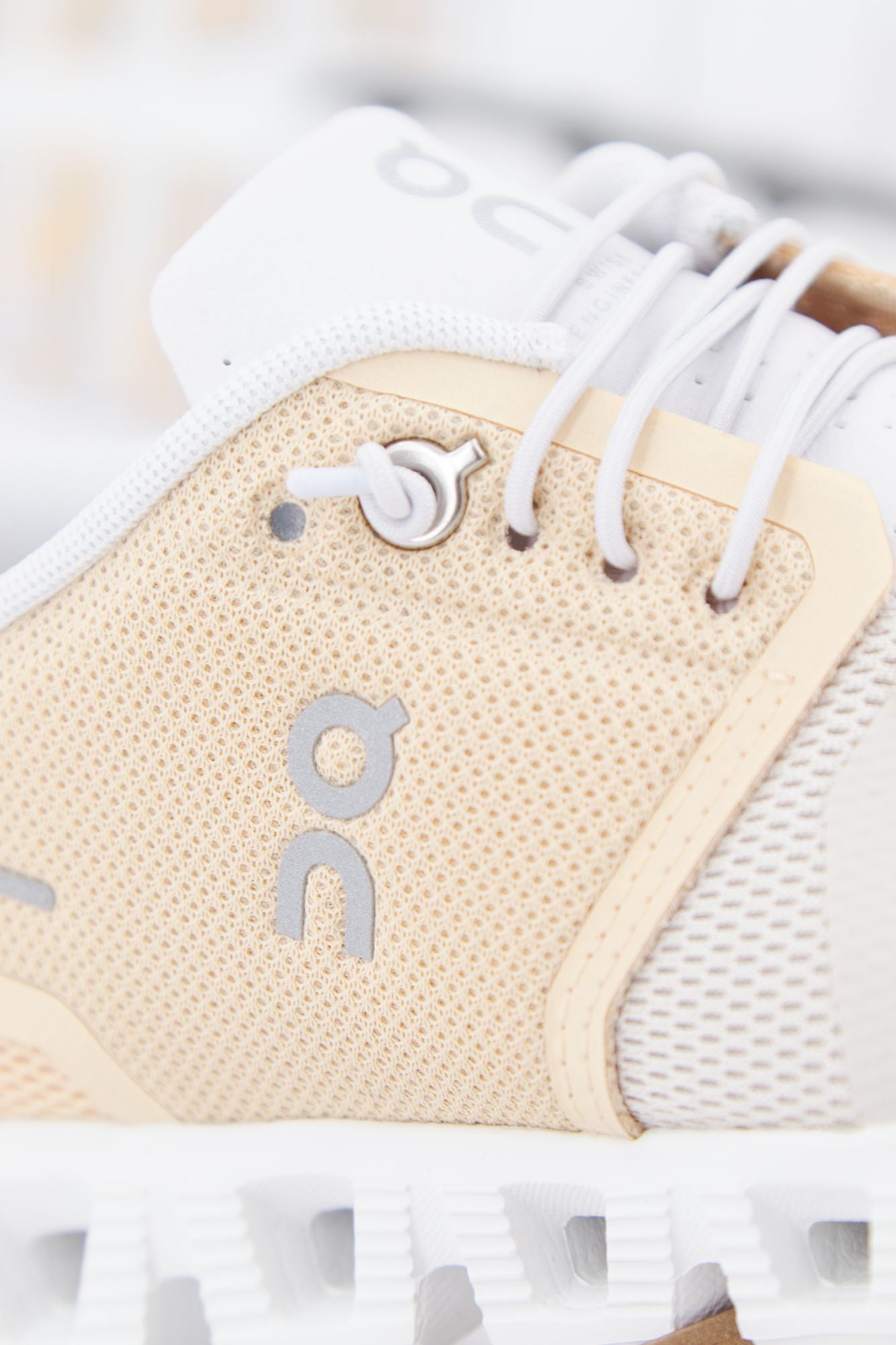 ON RUNNING CLOUD 5 en color MARRON CLARO (4)