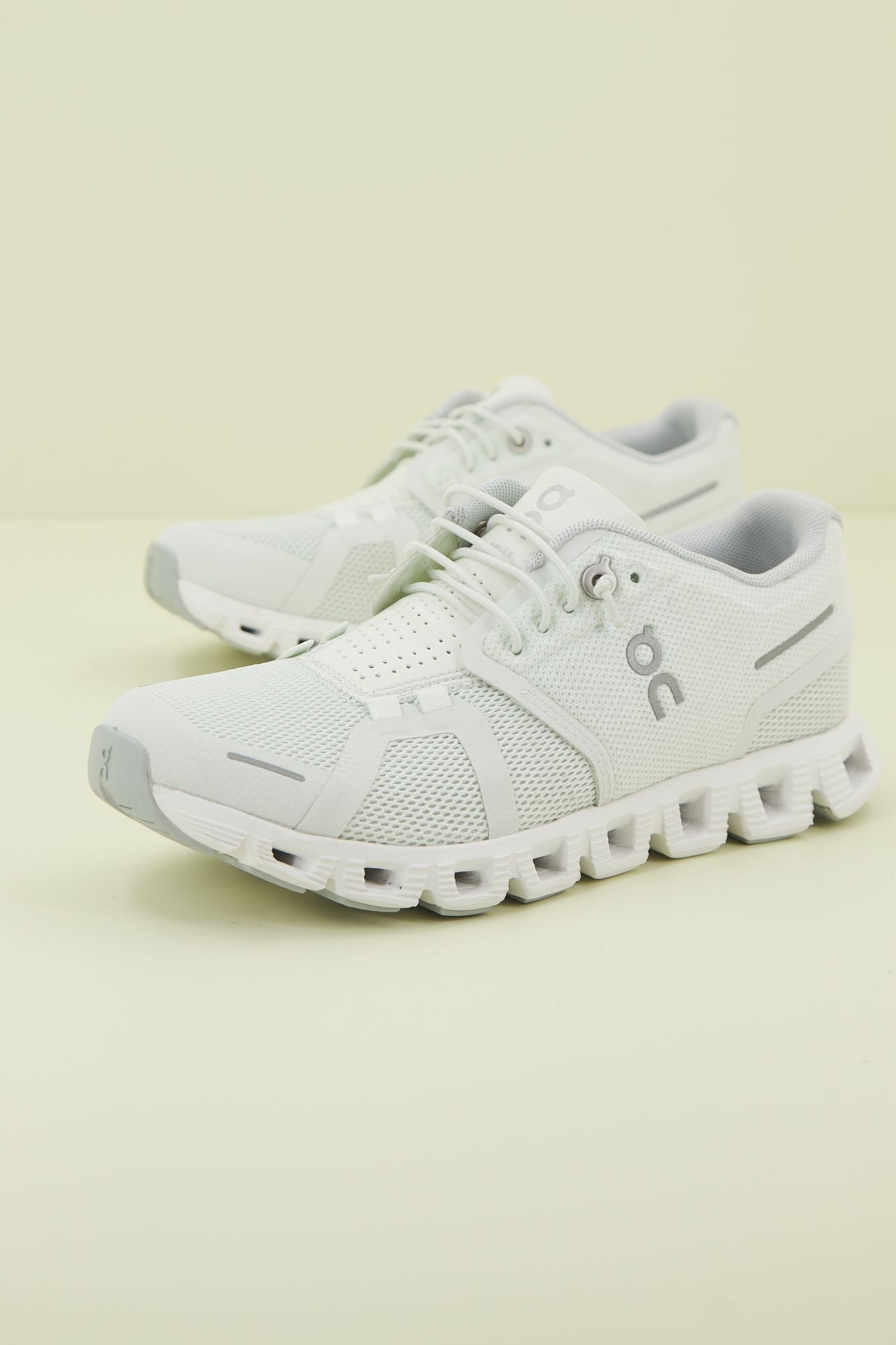 ON RUNNING CLOUD 5 en color BLANCO (2)