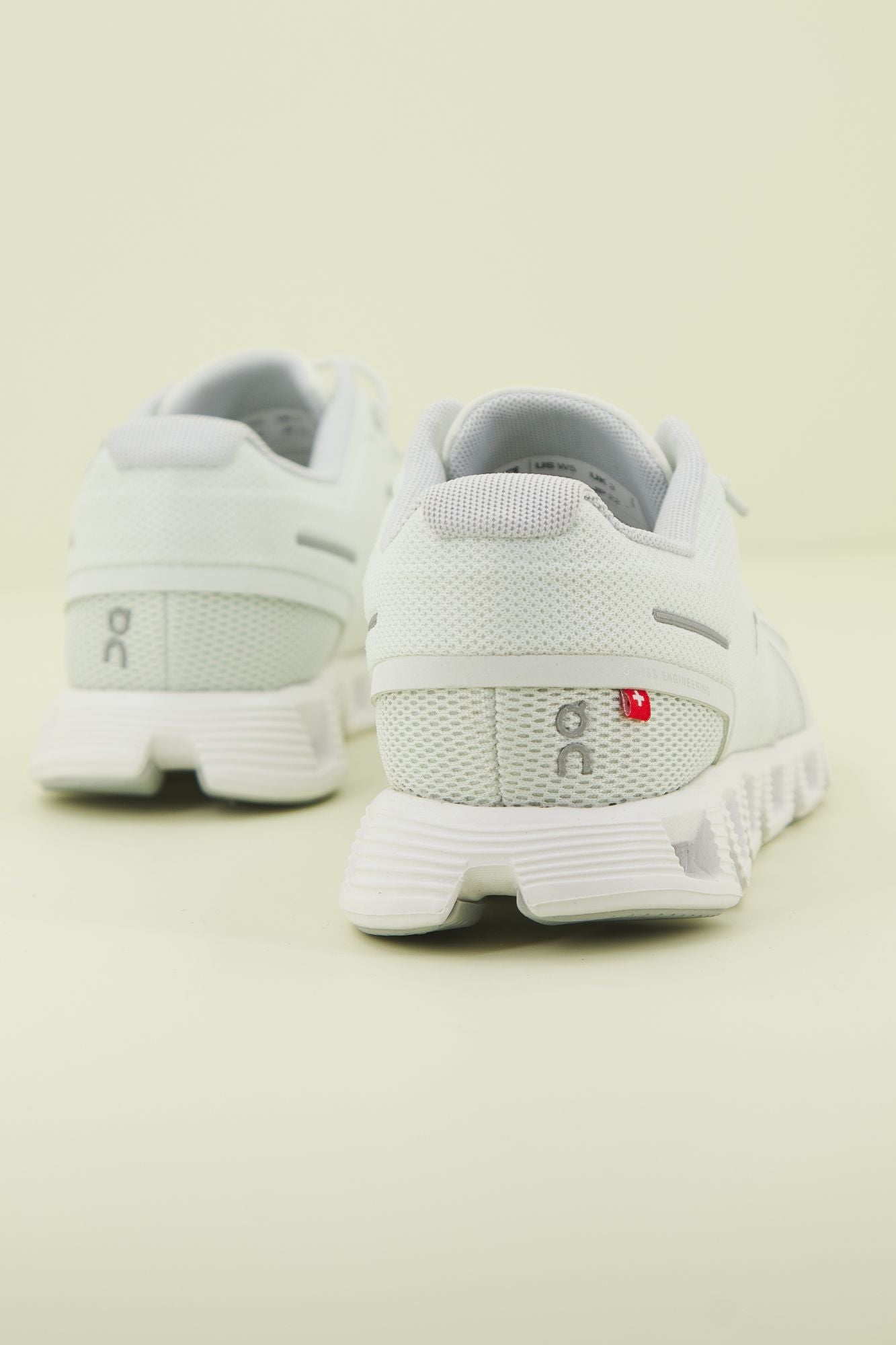 ON RUNNING CLOUD 5 en color BLANCO (3)