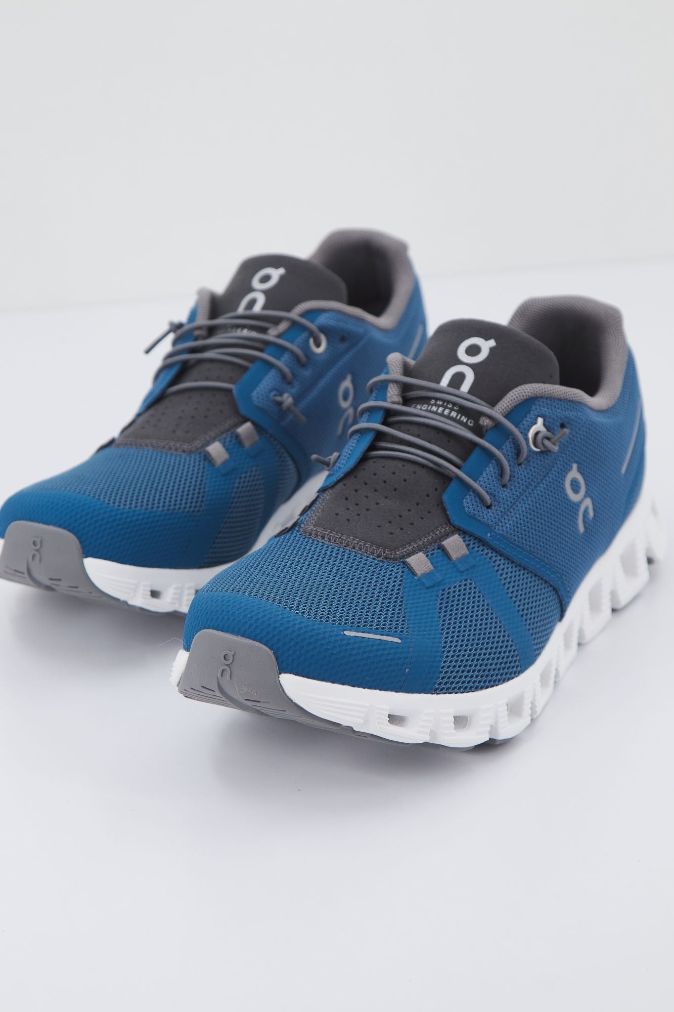 ON RUNNING CLOUD 5 en color AZUL (2)