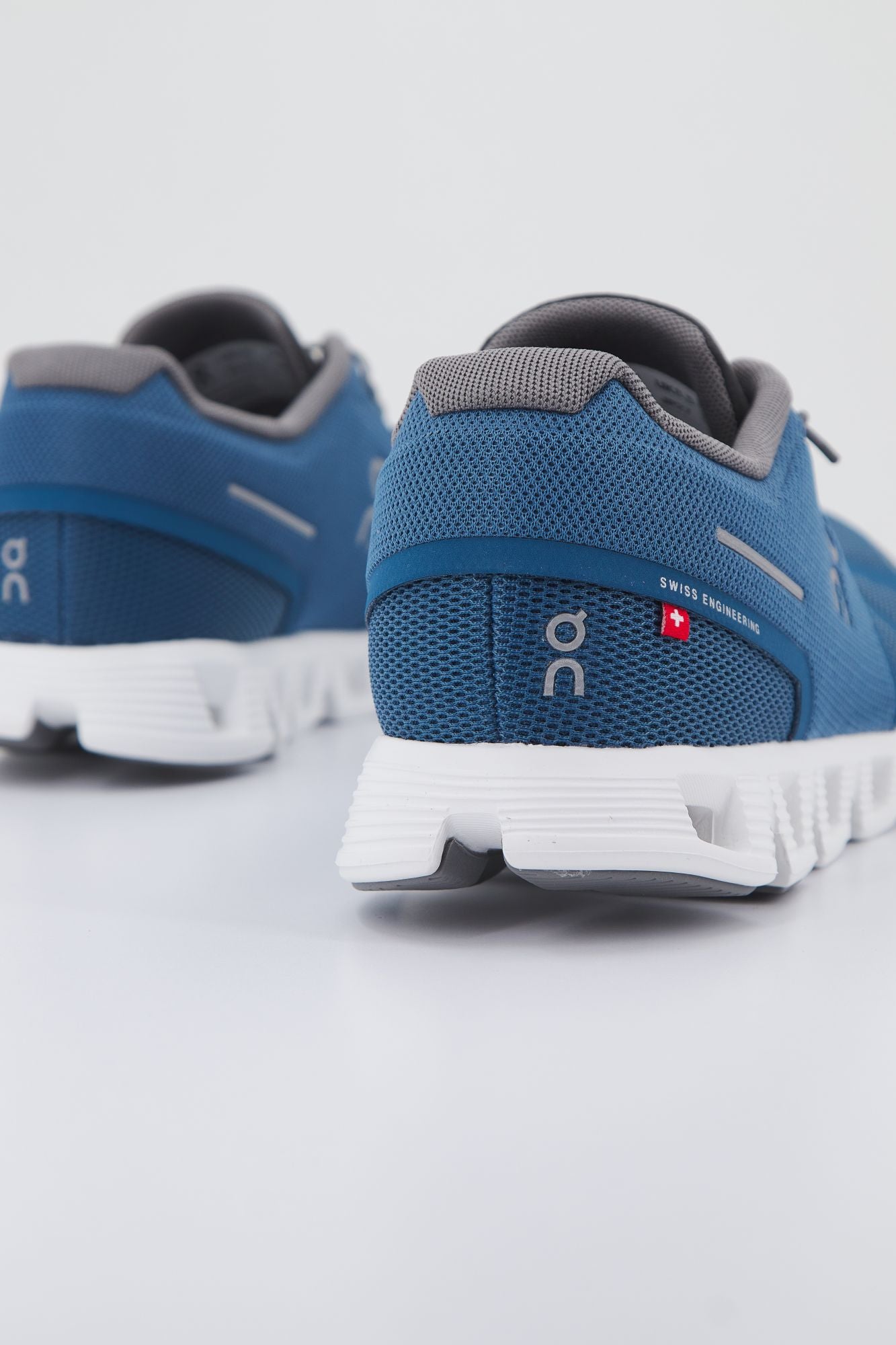 ON RUNNING CLOUD 5 en color AZUL (3)