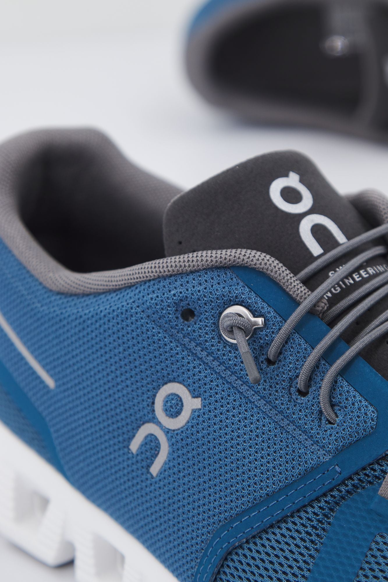 ON RUNNING CLOUD 5 en color AZUL (4)