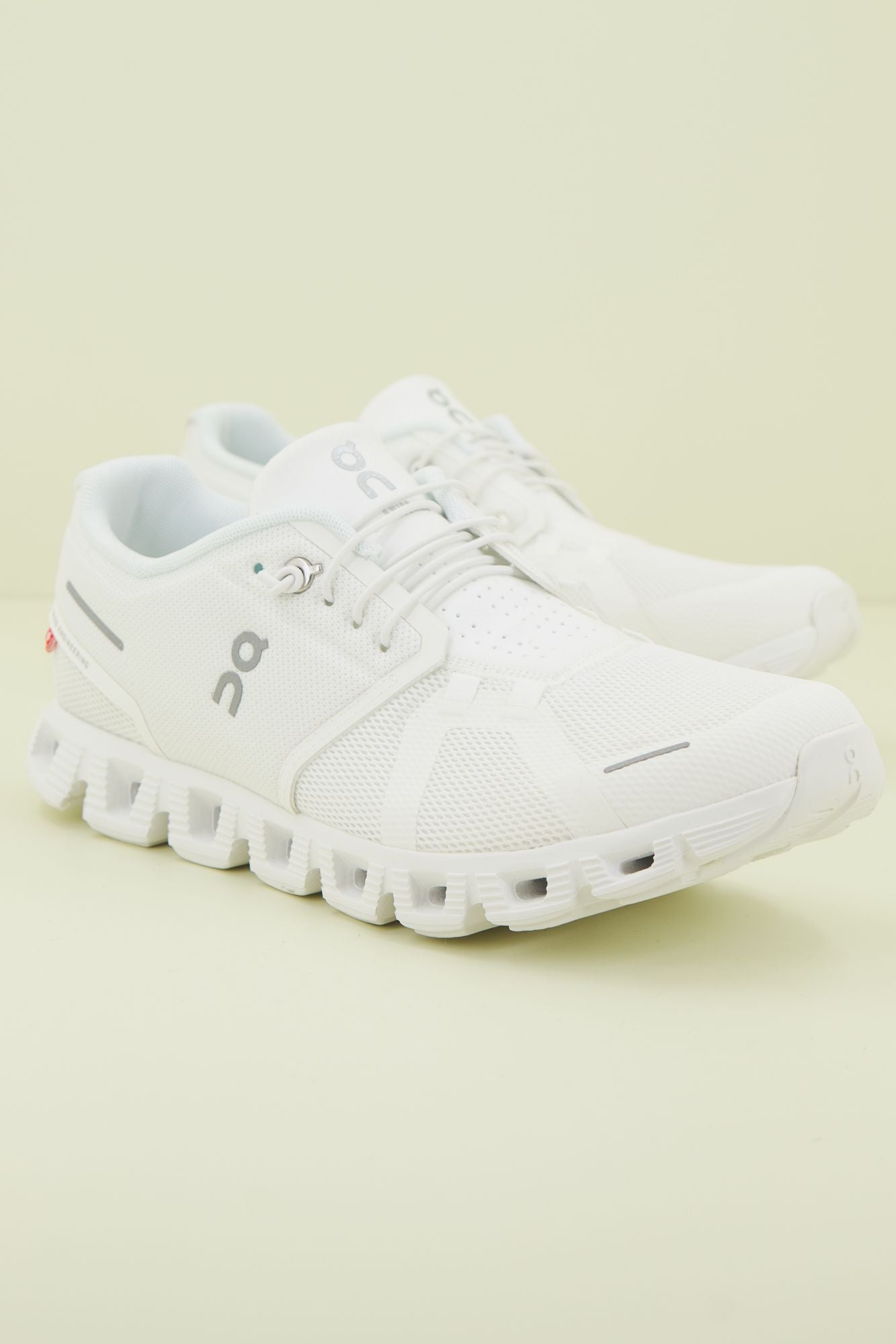 ON RUNNING CLOUD 5 UNDYED en color BLANCO (2)