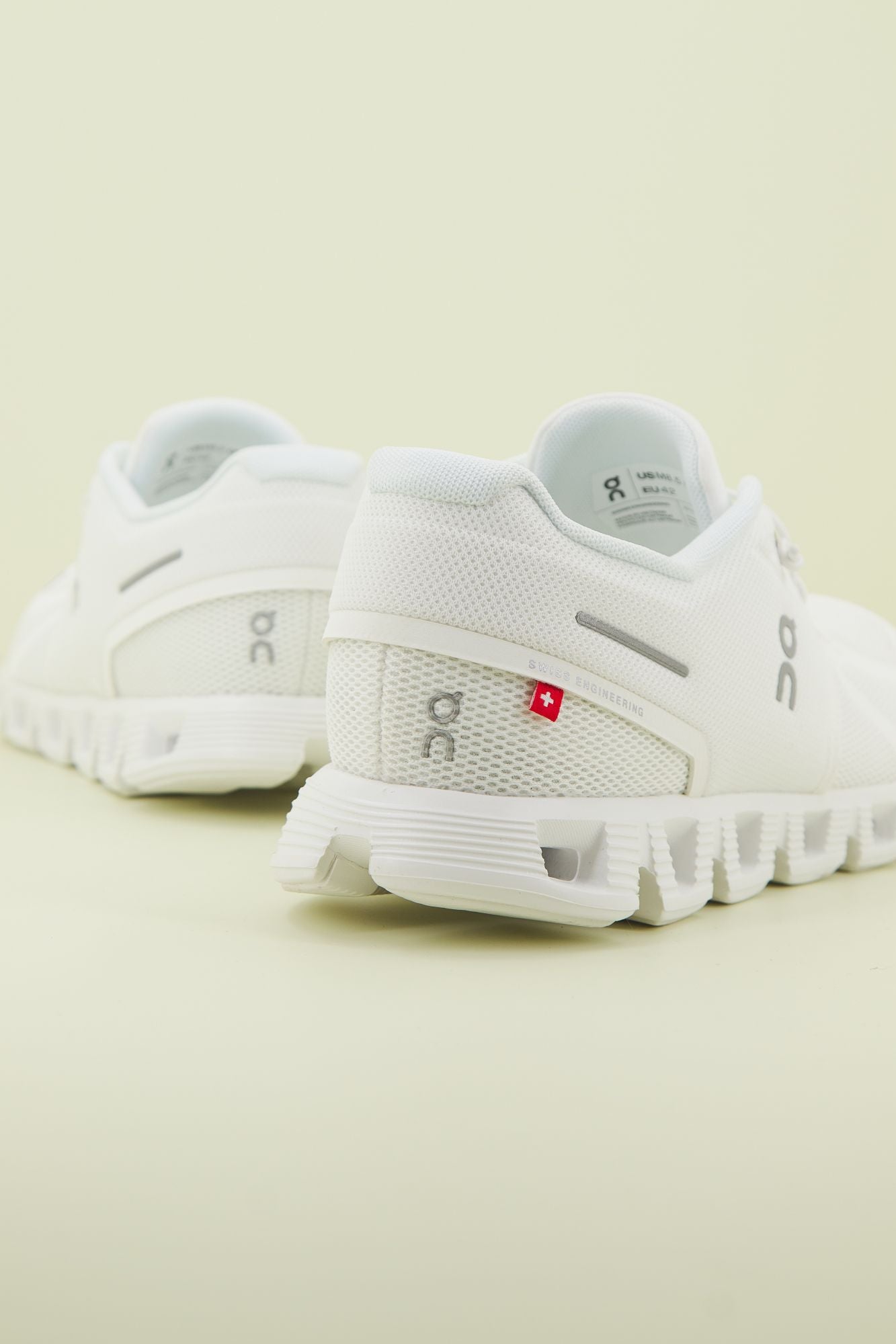 ON RUNNING CLOUD 5 UNDYED en color BLANCO (3)