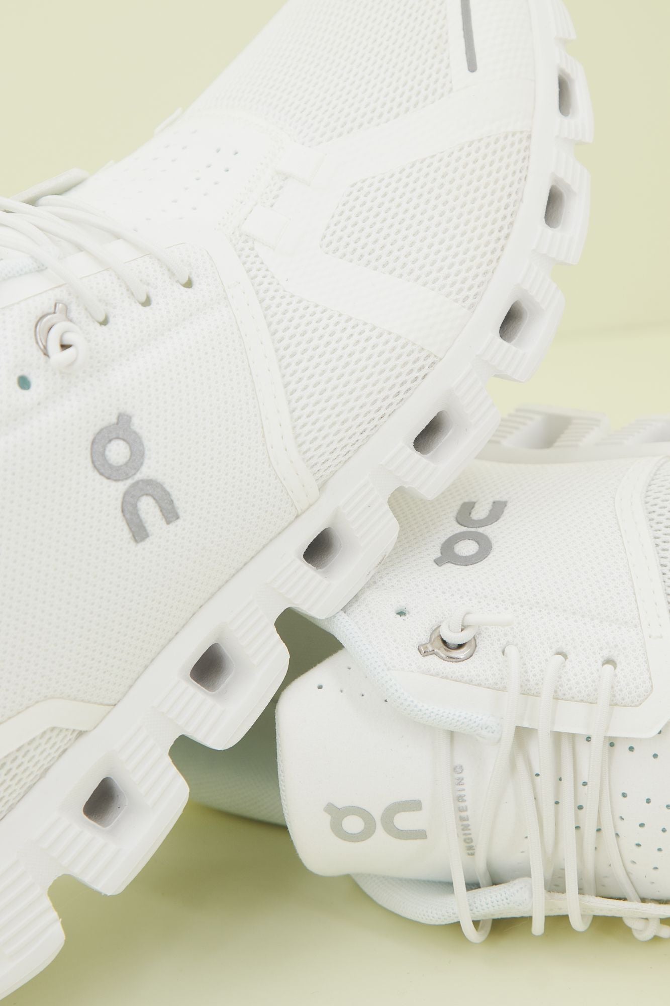 ON RUNNING CLOUD 5 UNDYED en color BLANCO (4)