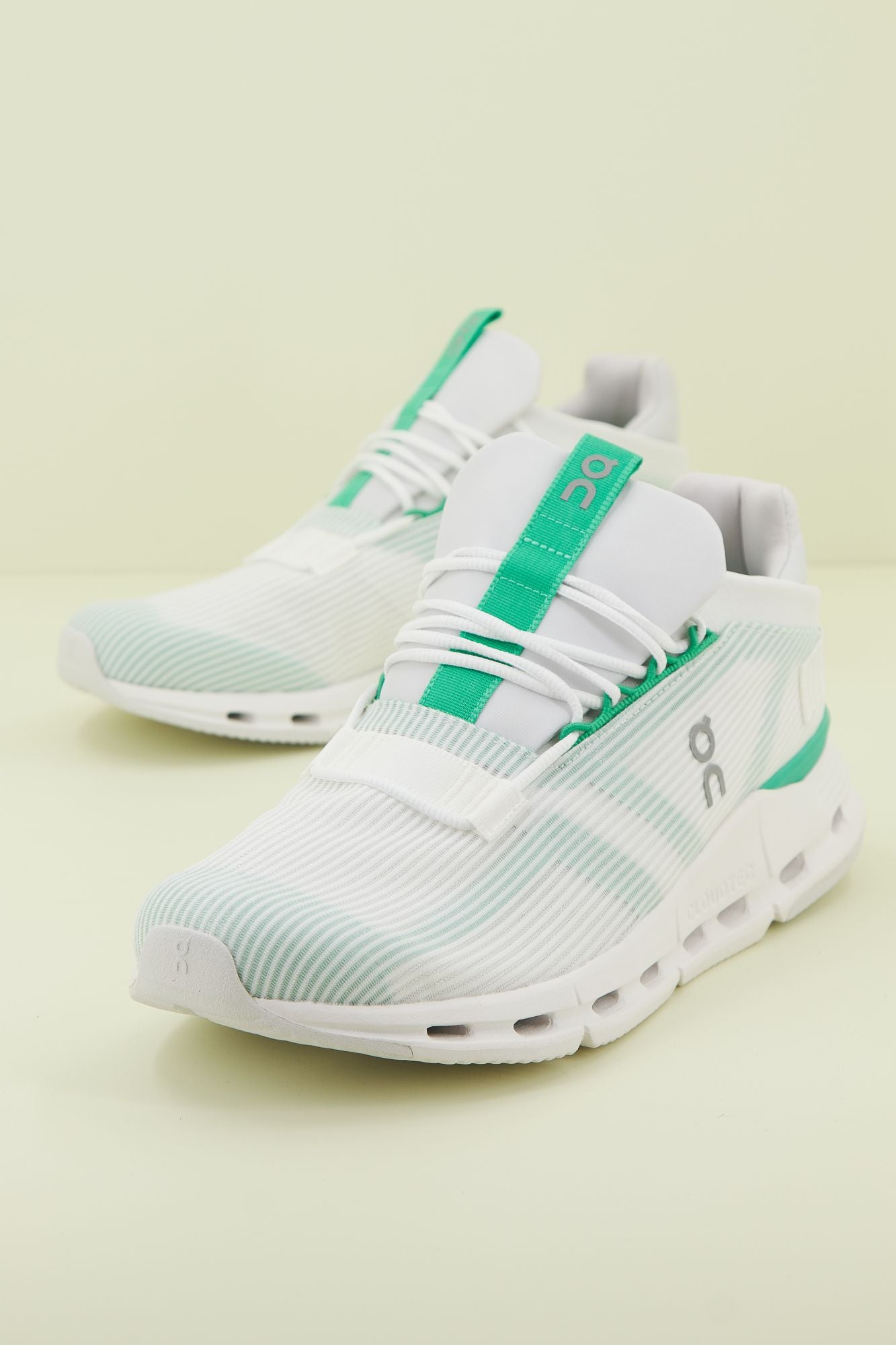 ON RUNNING CLOUDNOVA VOI en color BLANCO (2)