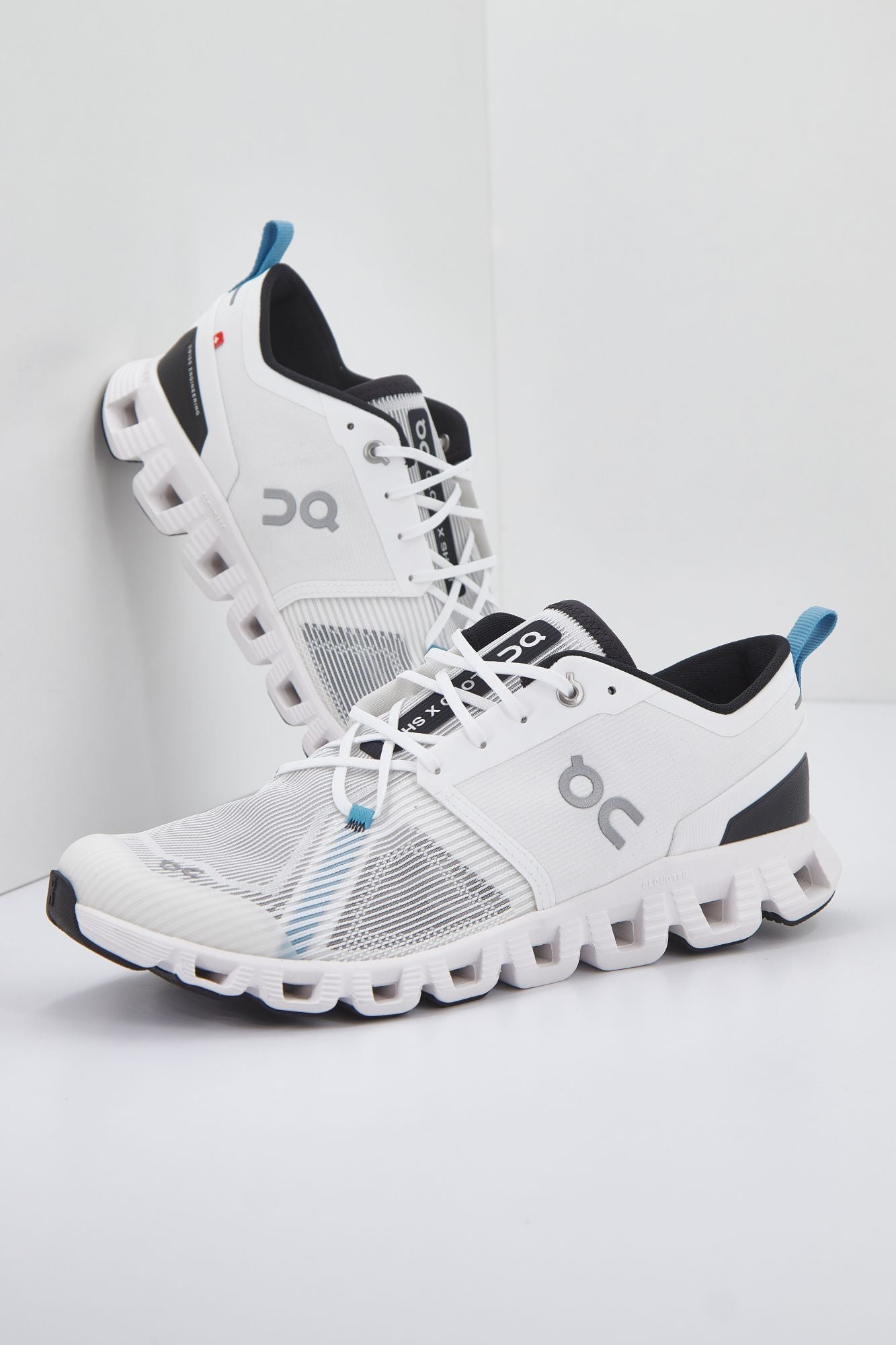 ON RUNNING CLOUD X SHIFT en color BLANCO (1)