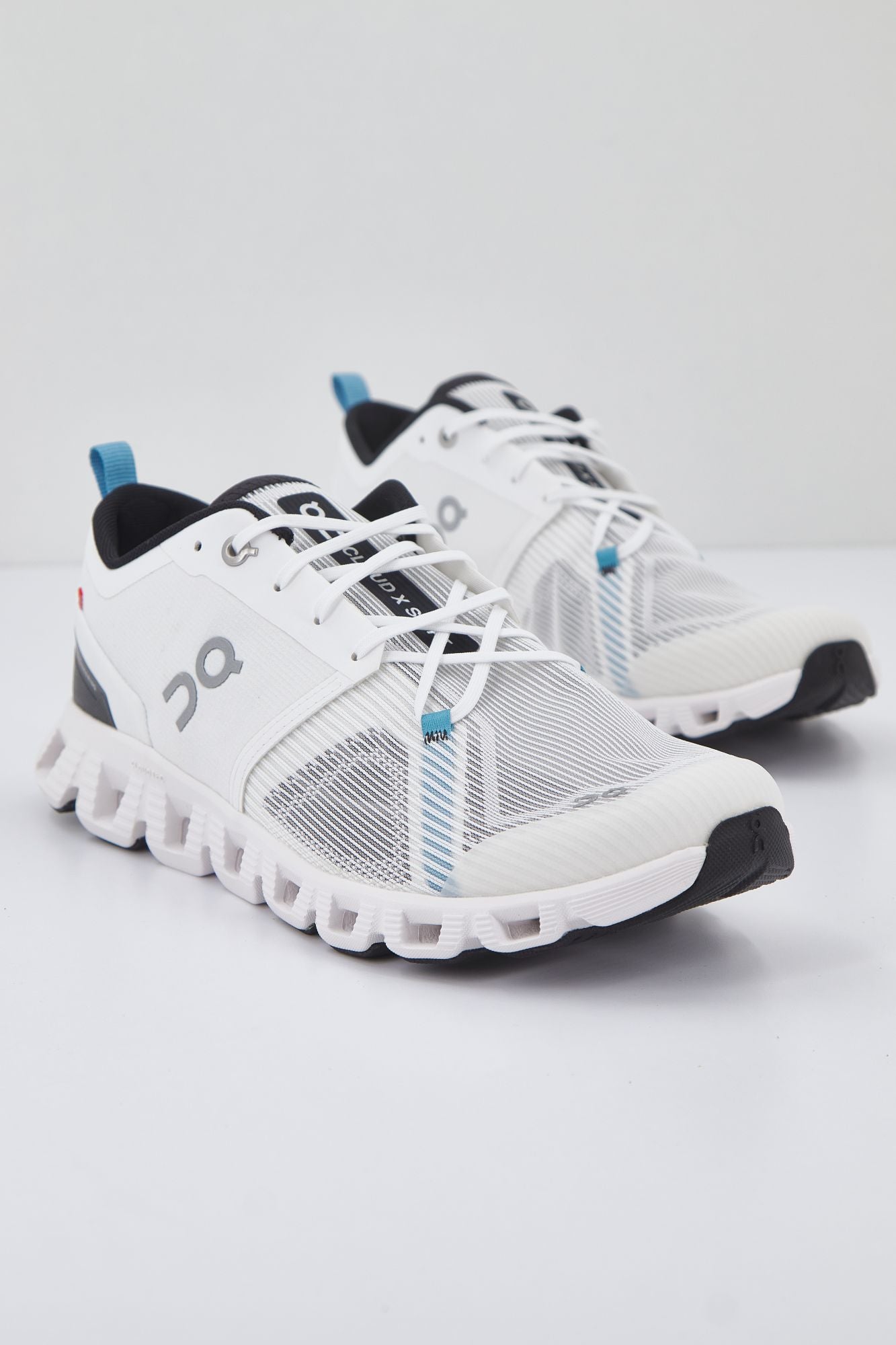 ON RUNNING CLOUD X SHIFT en color BLANCO (2)