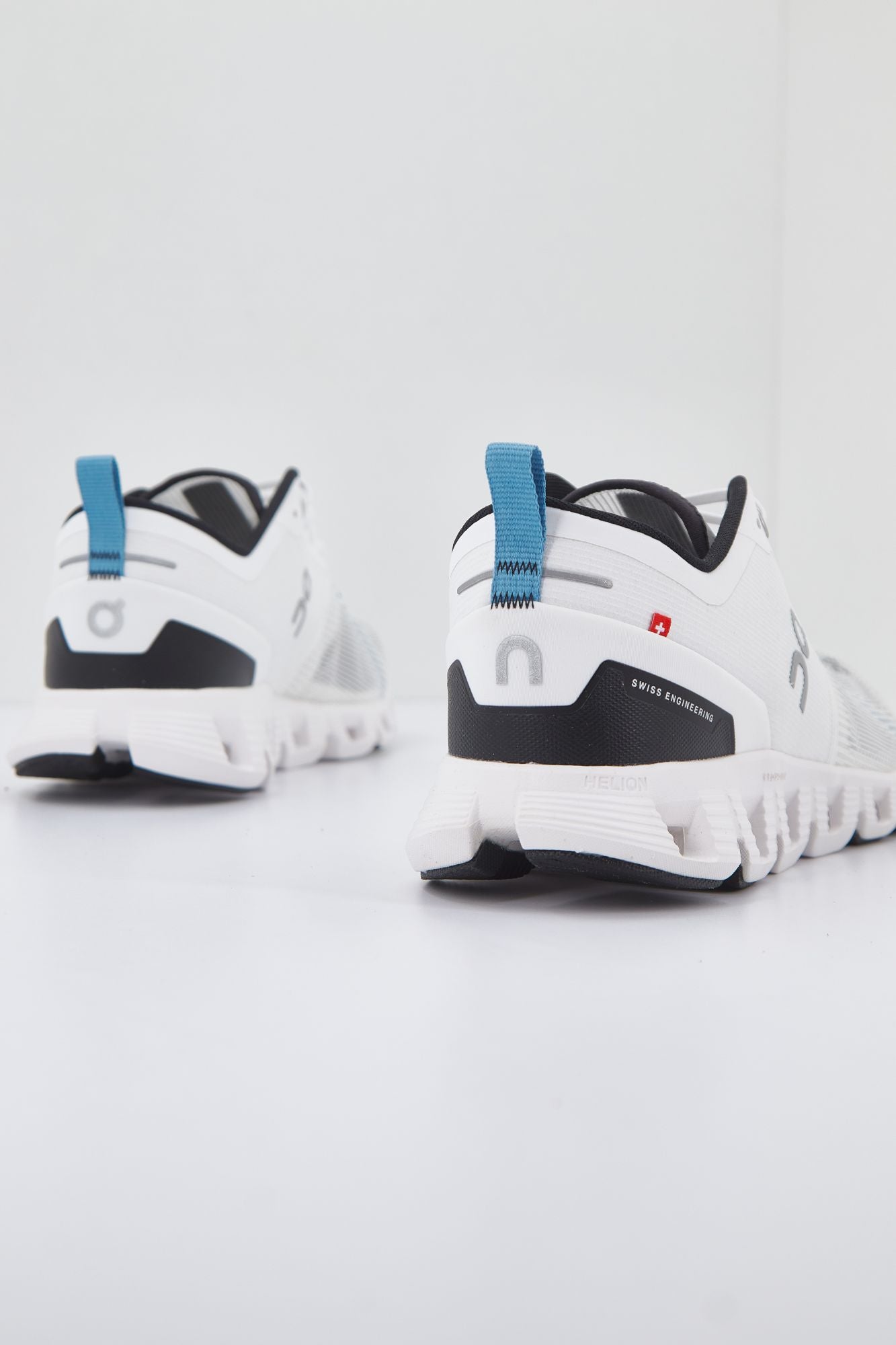 ON RUNNING CLOUD X SHIFT en color BLANCO (3)