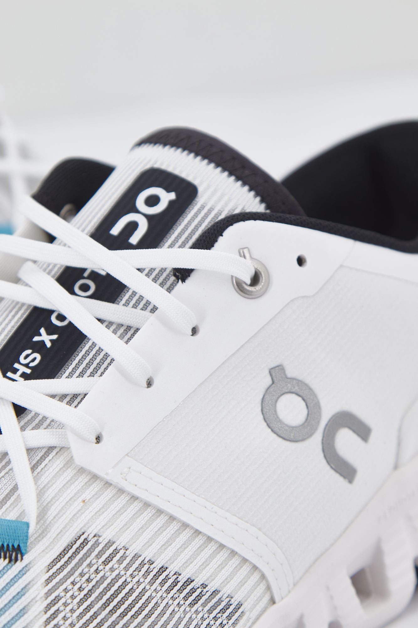 ON RUNNING CLOUD X SHIFT en color BLANCO (4)