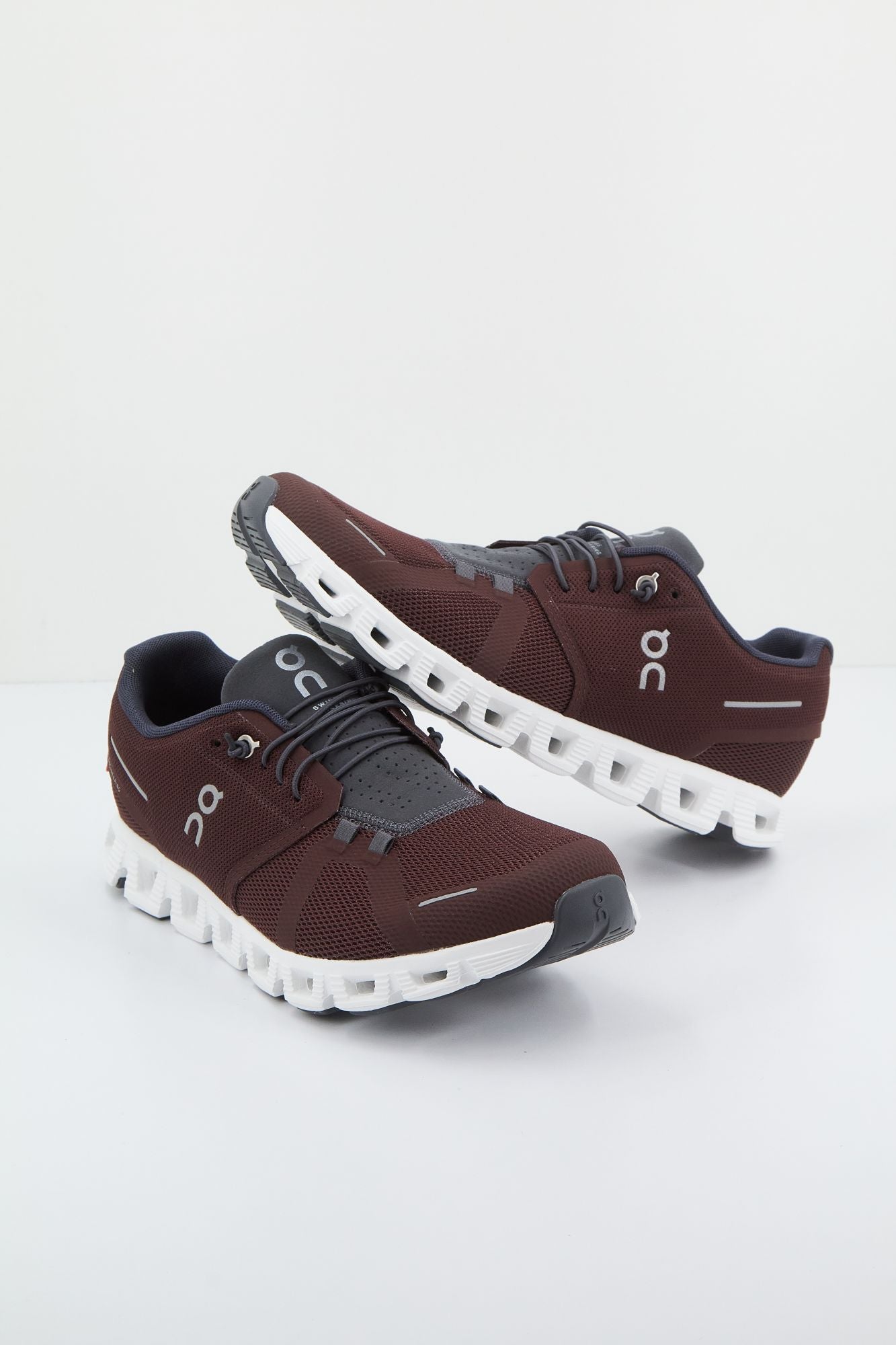 ON RUNNING CLOUD 5 en color BURDEOS (4)