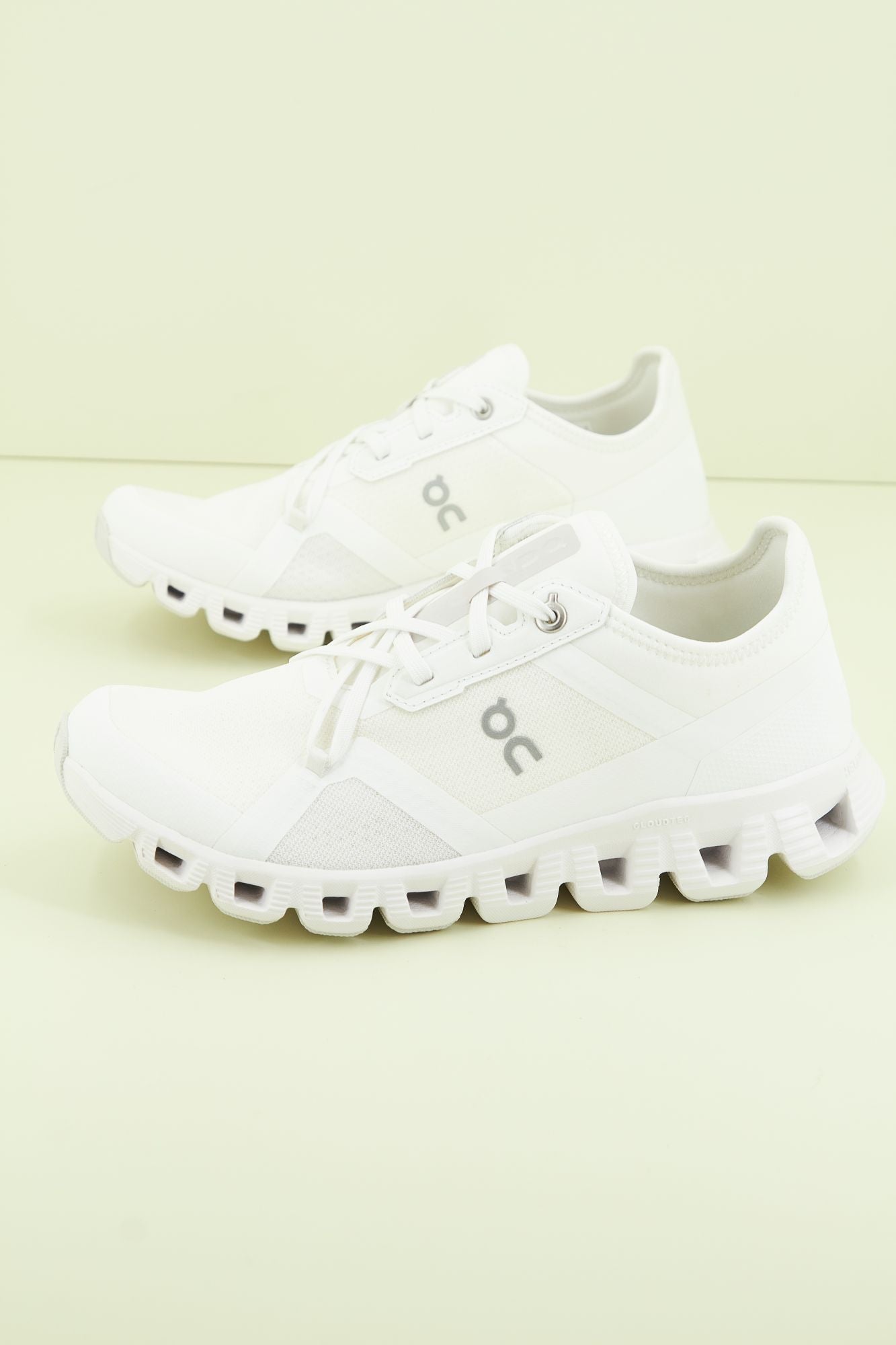 ON RUNNING CLOU X 3 AD en color BLANCO (2)