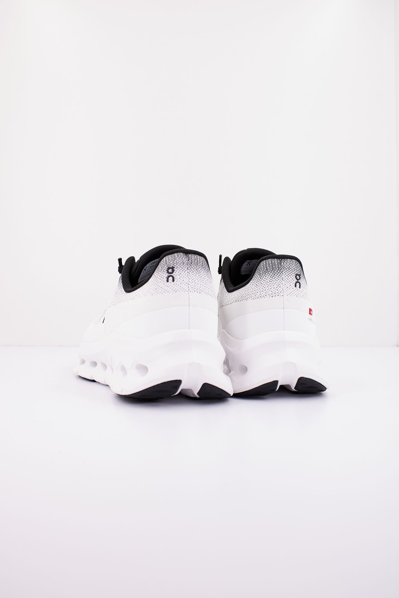 ON RUNNING CLOUDTILT en color BLANCO (3)