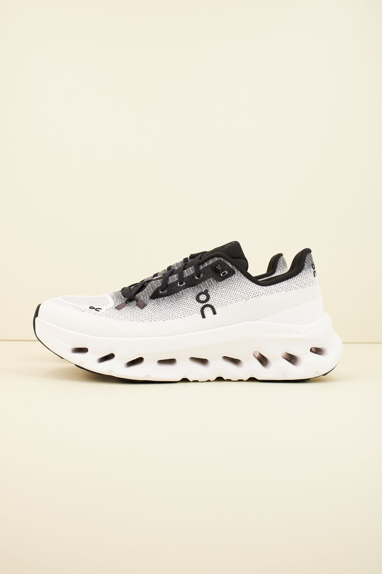 ON RUNNING CLOUDTILT en color BLANCO (1)