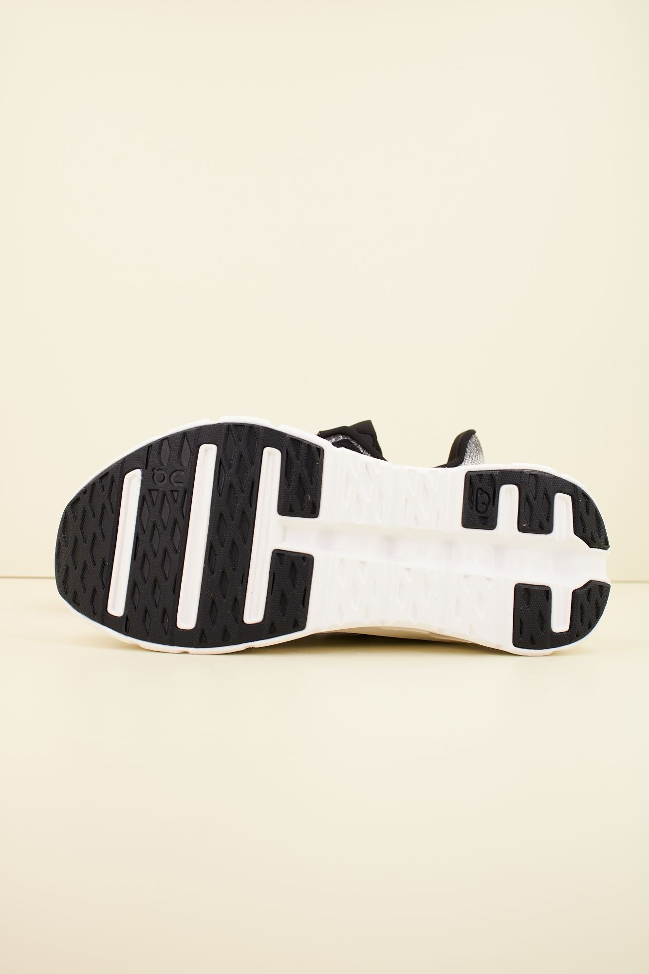 ON RUNNING CLOUDTILT en color BLANCO (5)