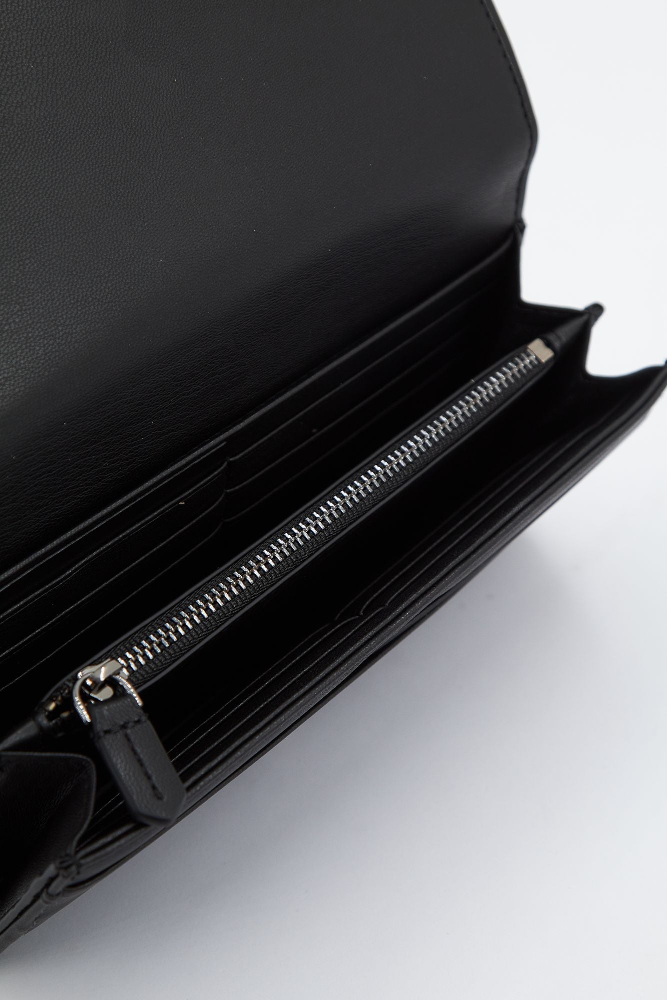 KARL LAGERFELD K/KUSHION CONT FLAP WLT en color NEGRO (4)