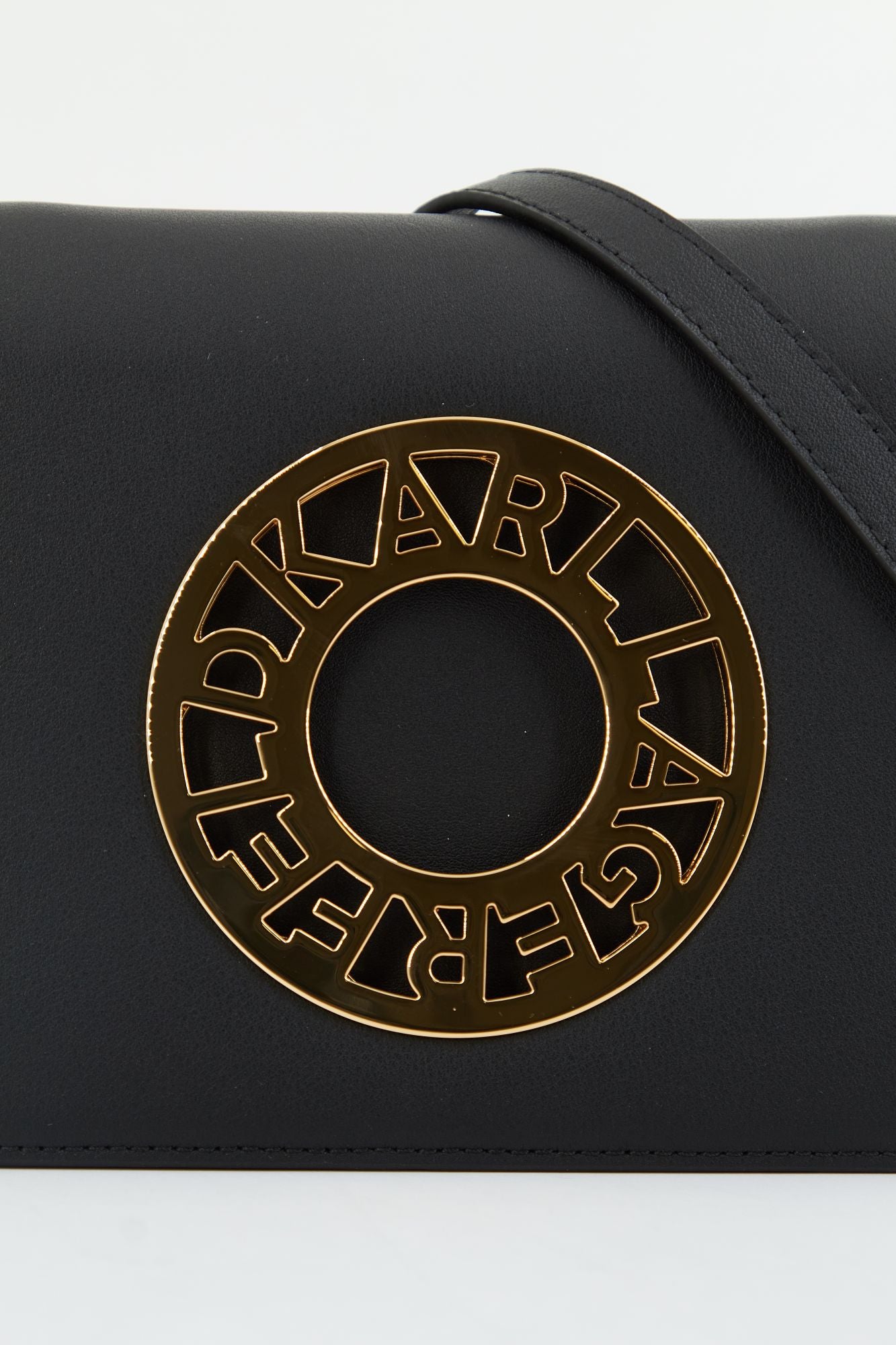 KARL LAGERFELD DISK CROSSBODY en color NEGRO (4)