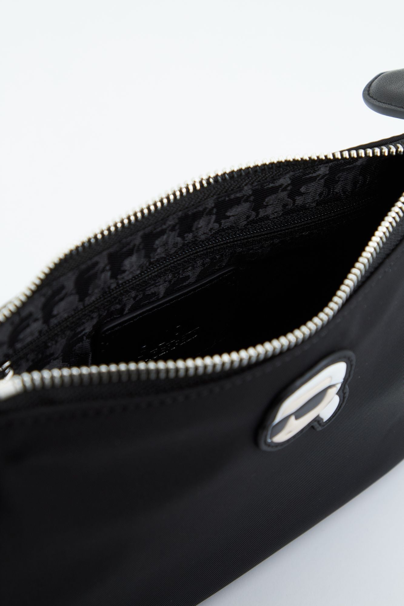 KARL LAGERFELD K/IKONIK 2.0 NYLON SM ZIP en color NEGRO (4)