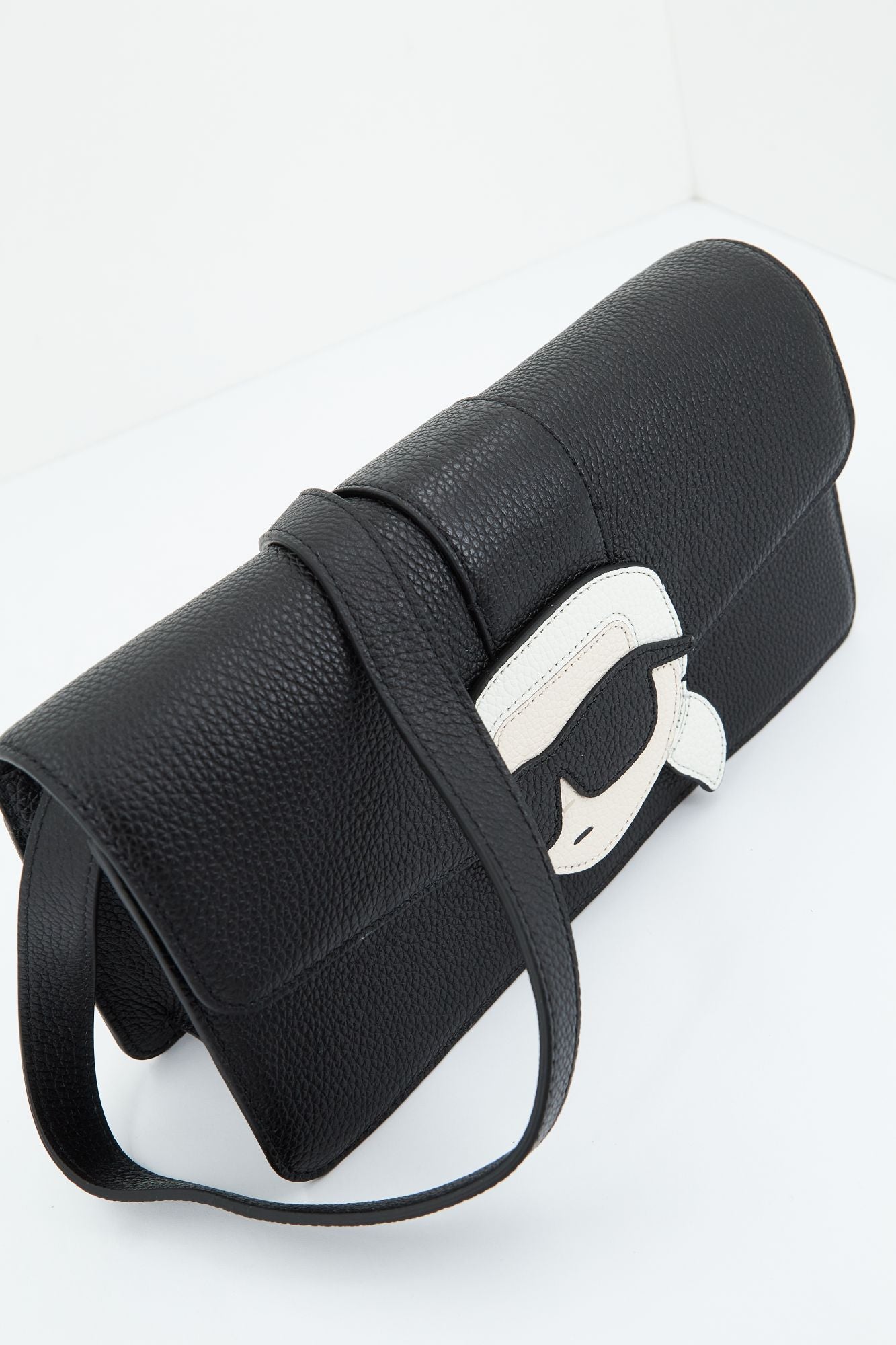 KARL LAGERFELD K/IKONIK 2.0 LEA FLP SB GR en color NEGRO (3)