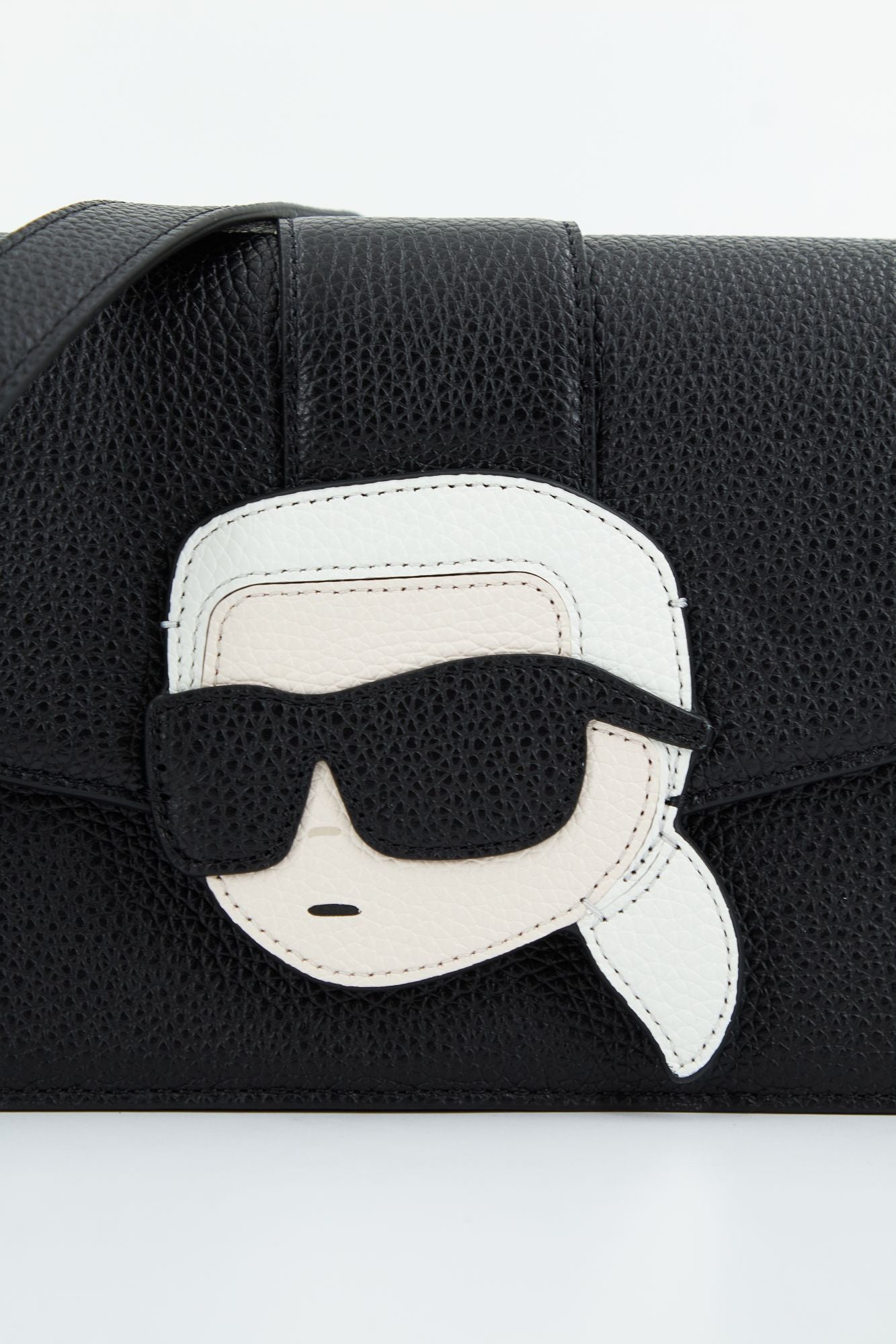 KARL LAGERFELD K/IKONIK 2.0 LEA FLP SB GR en color NEGRO (4)