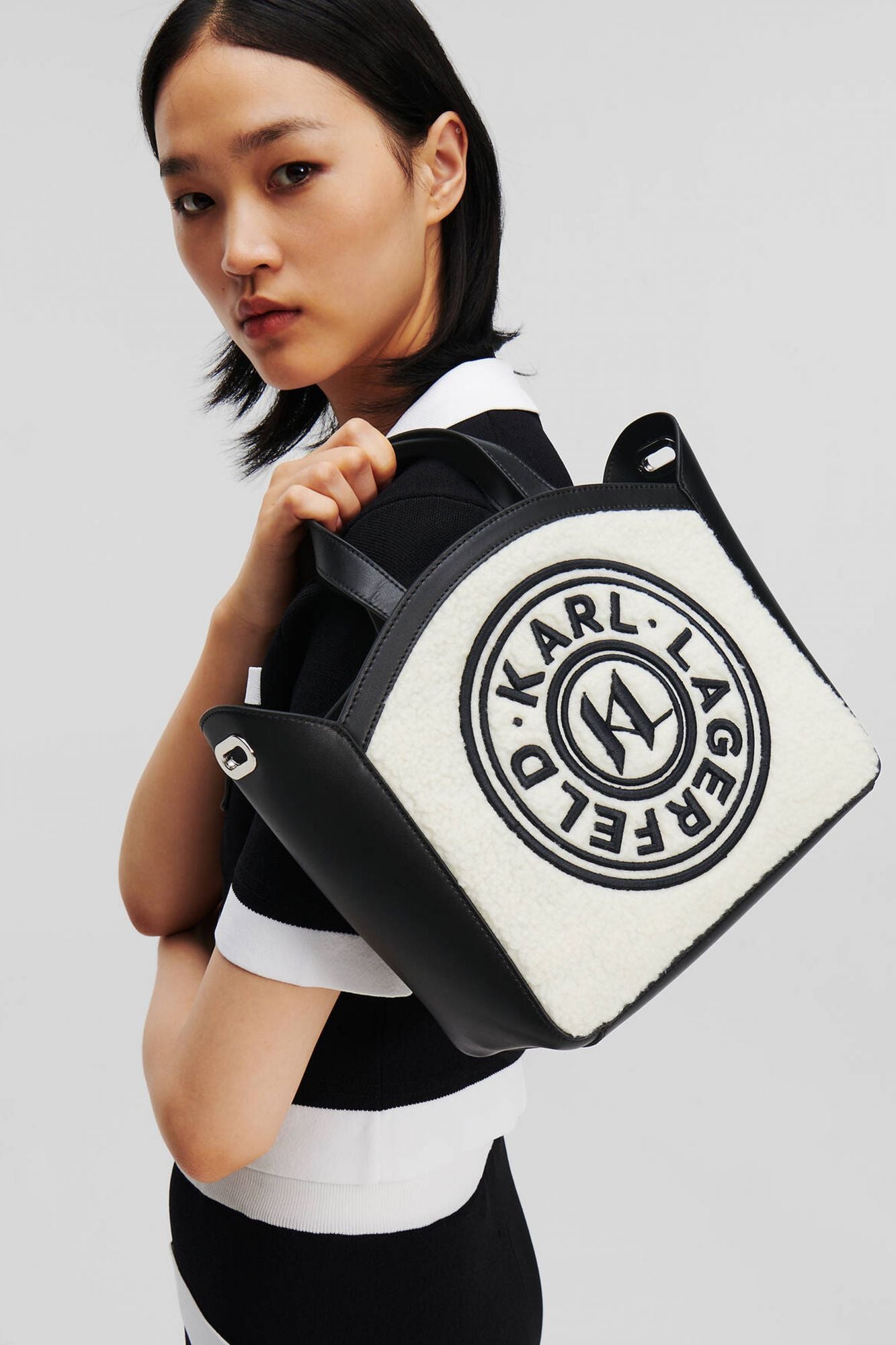 KARL LAGERFELD K/CIRCLE SM TOTE SHEARLING en color BLANCO (2)