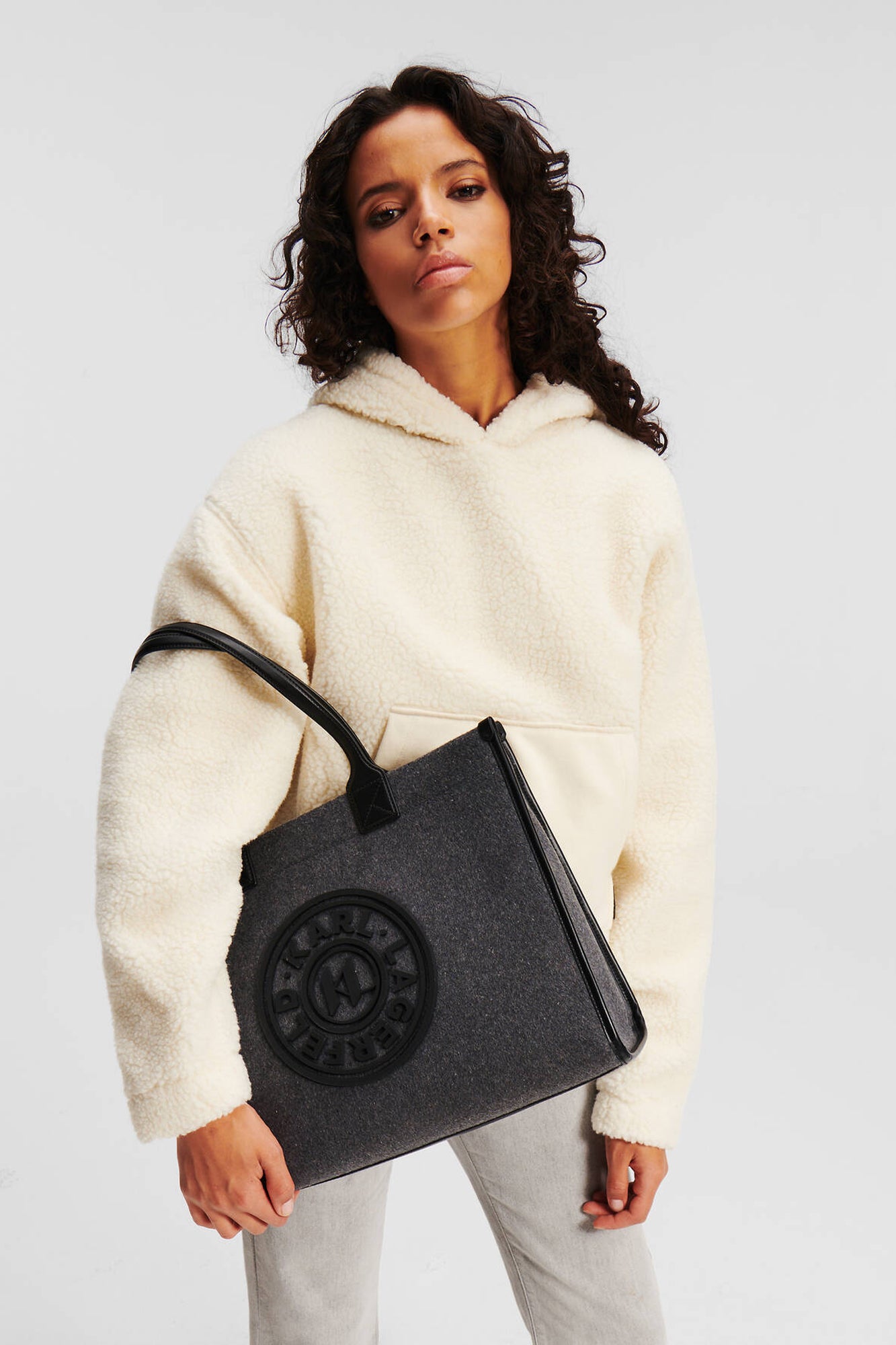 KARL LAGERFELD K/SKUARE LG TOTE FELT en color GRIS (2)